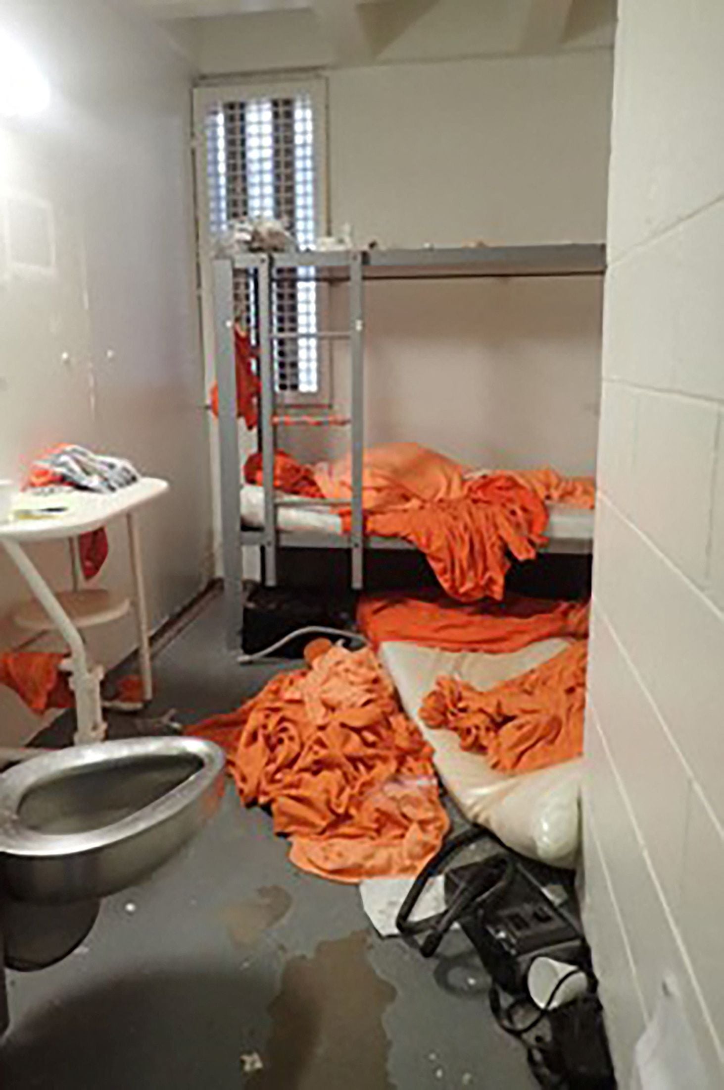 Epstein fue destinado a una celda que compartía con otro detenido, pero le costaba adaptarse. No quería usar el uniforme naranja de la prisión y pidió que le suministraran otro, color marrón, para cuando recibiera visitas de familiares o abogados (Reuters)