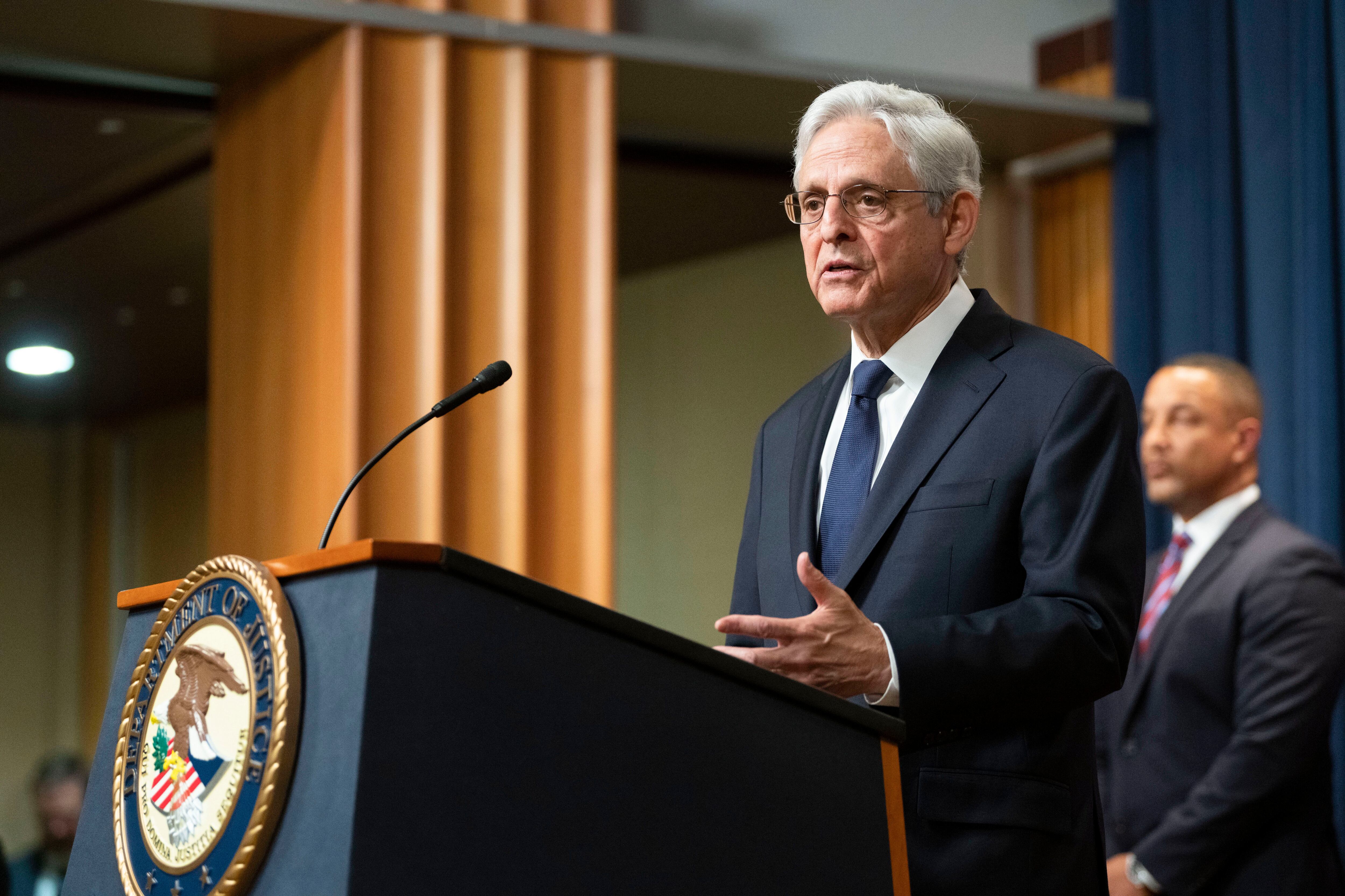 El secretario de Justicia de Estados Unidos, Merrick Garland, habla durante una conferencia de prensa para anunciar arrestos e interrupciones a la cadena de suministro de las sustancias químicas precursoras para fabricar el fentanilo, el viernes 23 de junio de 2023, en Washington. (AP Foto/Kevin Wolf)