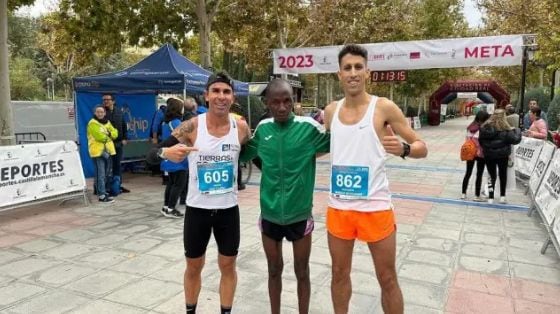 Mohamed Massat y Peter Kariuki, junto al tercer clasificado al concluir la carrera (Instagram Quijotemaraton)