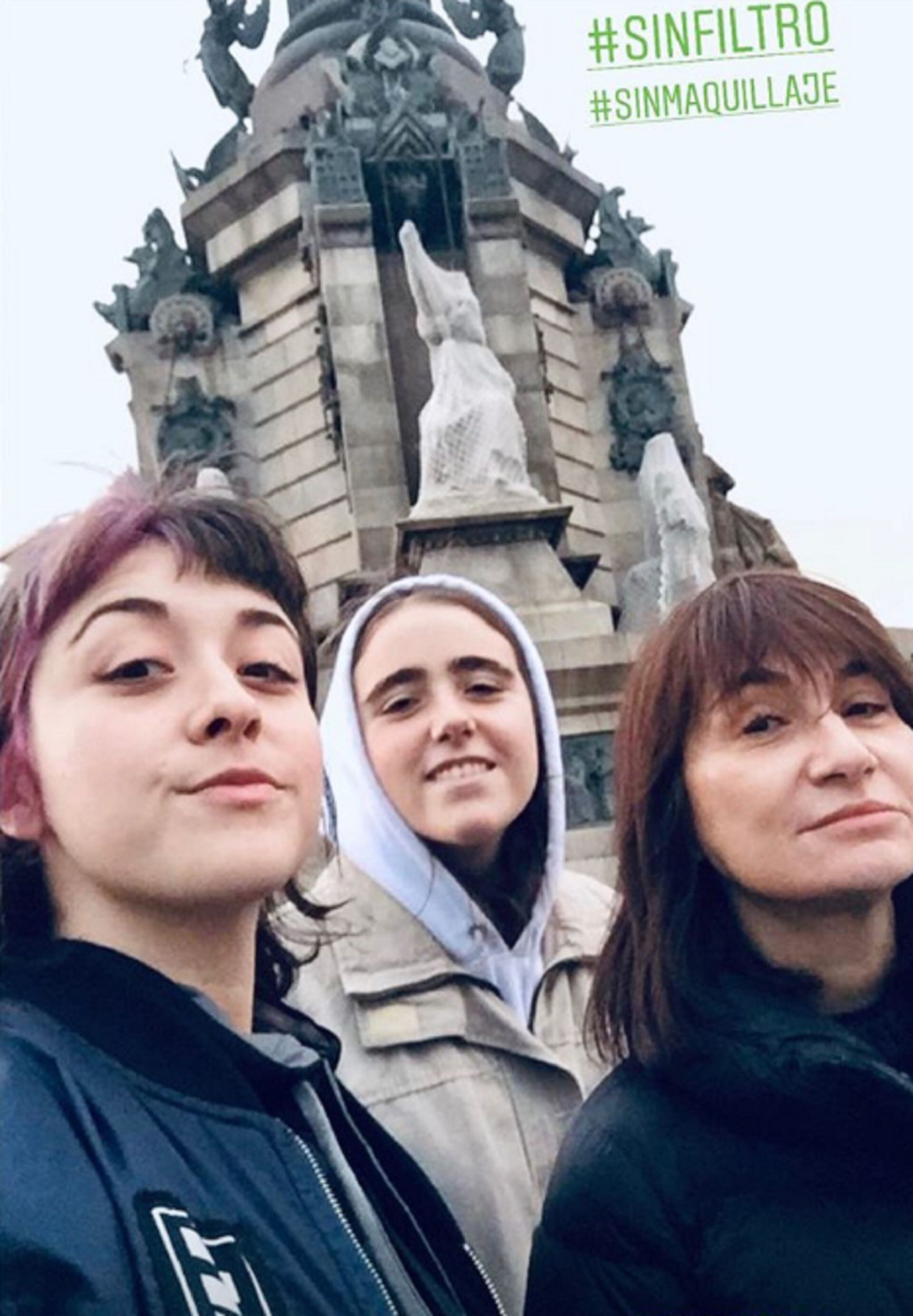 María Laura junto a sus hijas, Elena y Josefina, en Barcelona