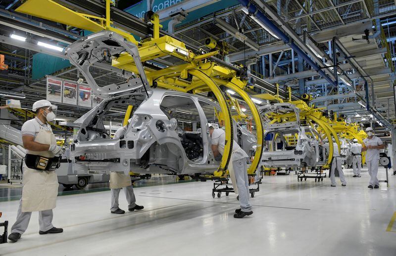 Trabajadores de una planta automotriz en Betim, cerca de Belo Horizonte, Brasil (REUTERS/Washington Alves/Archivo)