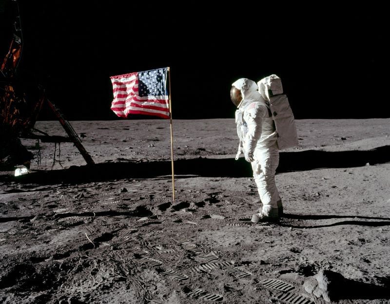 Buzz Aldrin posando en la luna junto al bandera norteamericana ( Neil Armstrong/NASA/Handout via REUTERS)