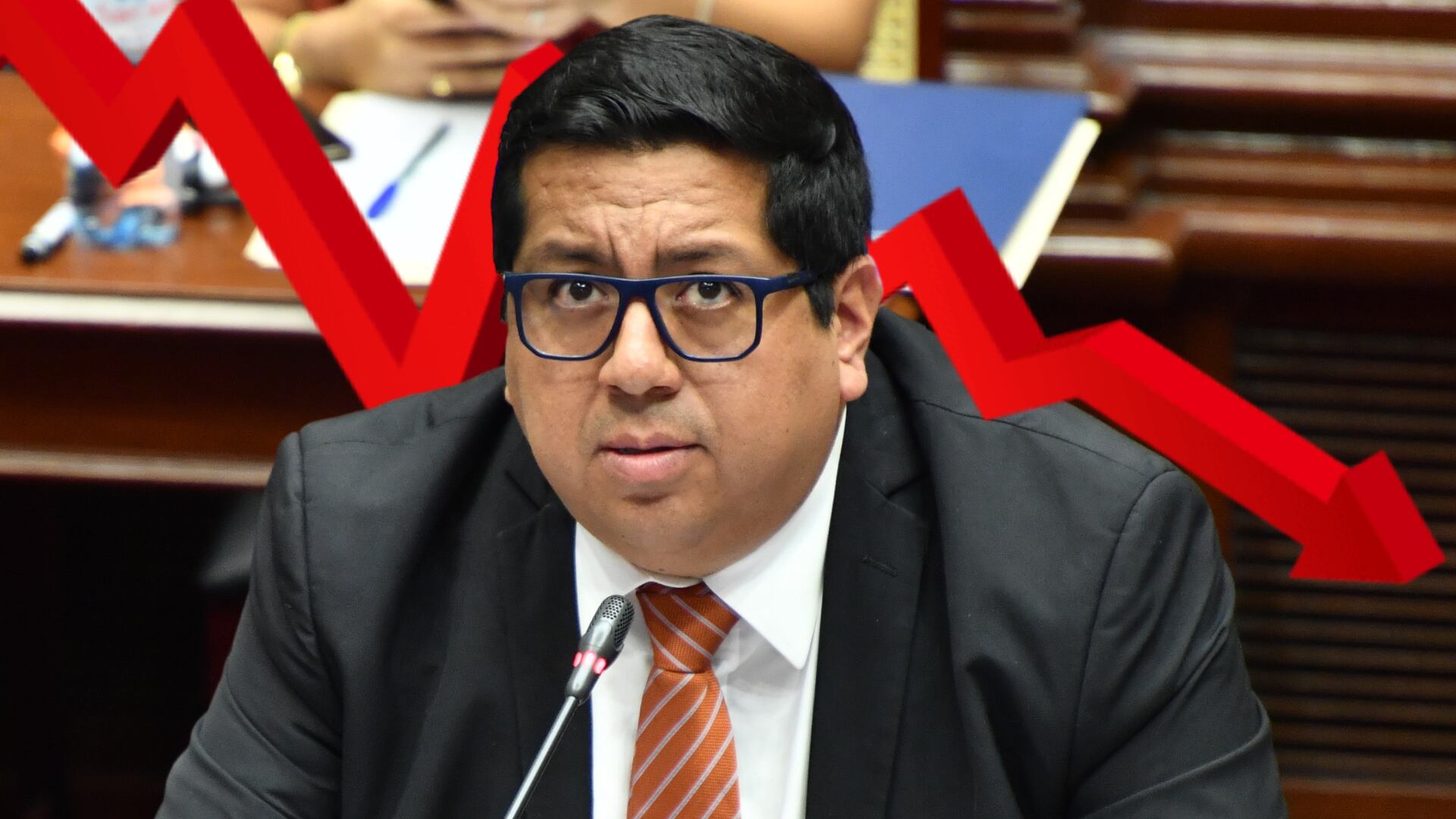 Foto del Alex Contreras, ministro de Economía y Finanzas de Perú en el congreso y una flecha roja de bajada