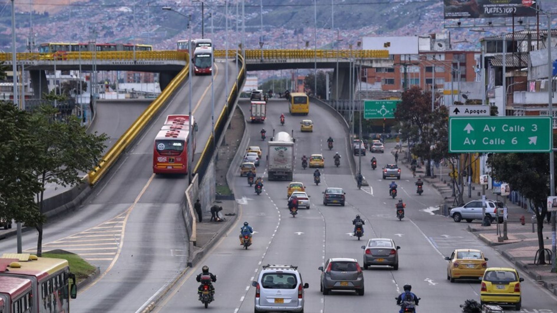 Tenga presente que con la llegada de las precipitaciones a Bogotá se pueden generar problemas de movilidad, por lo que se recomienda salir con antelación - crédito Camila Díaz/Colprensa