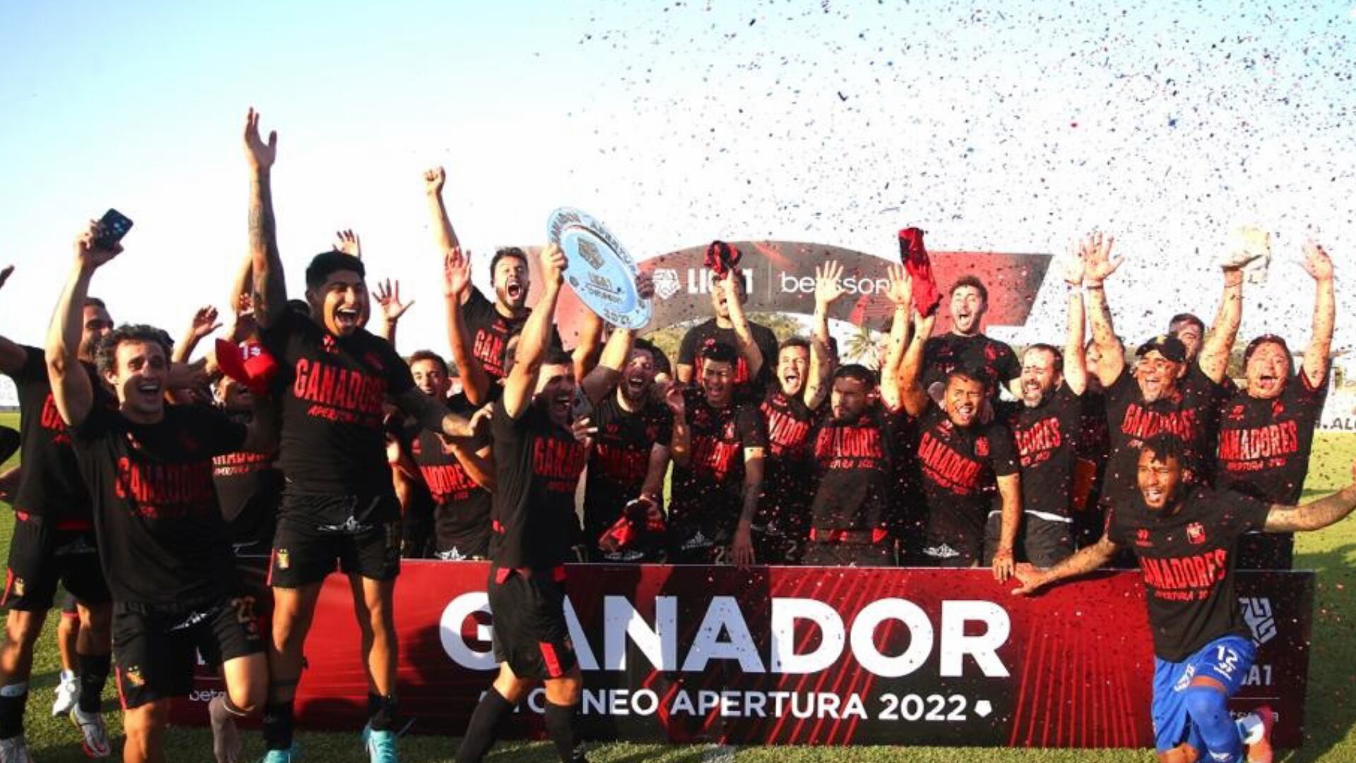 Pablo Lavallén dirigió su primer entrenamiento con Melgar en el estadio