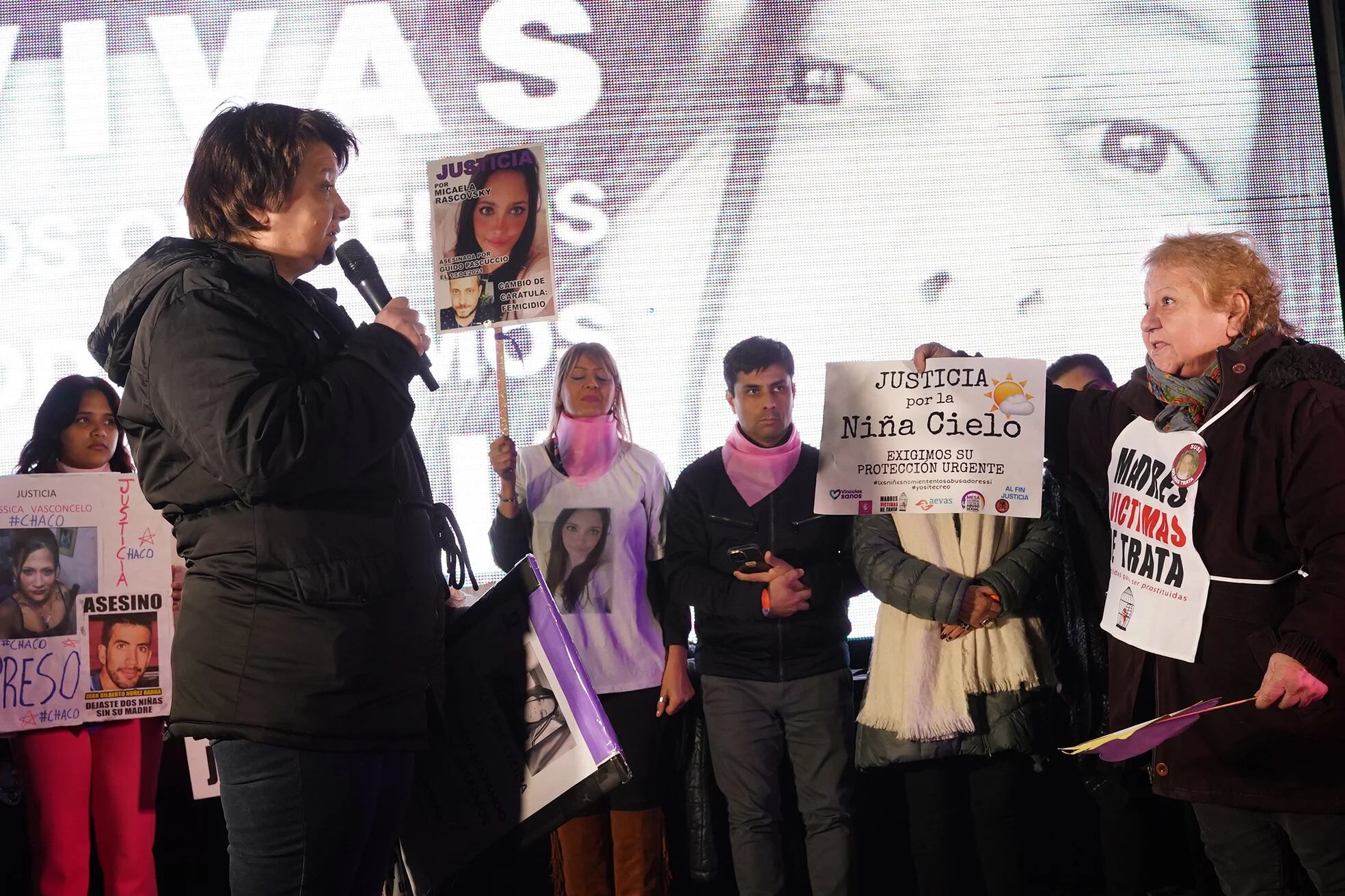 Al escenario subieron otras personas que también pedían Justicia