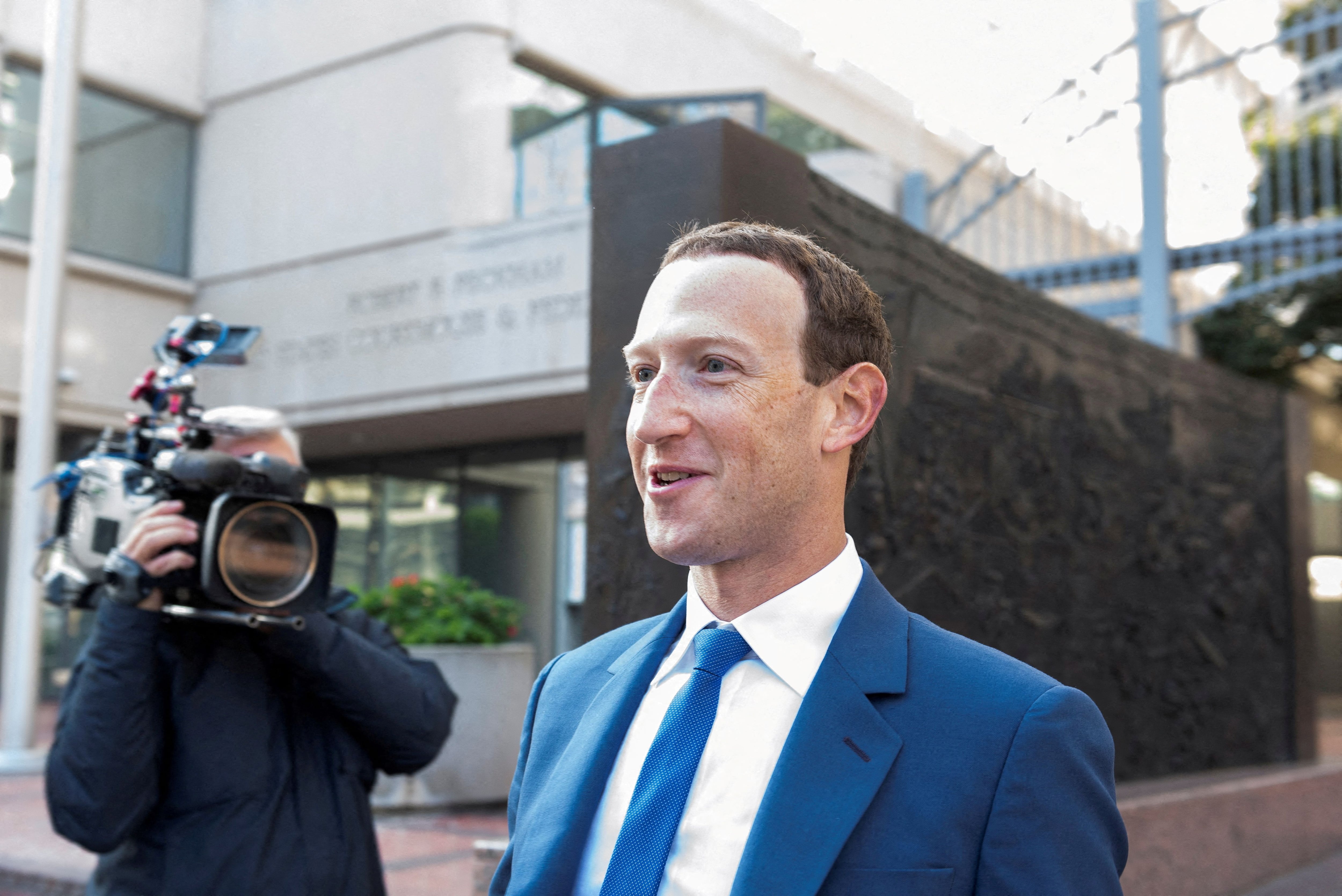 Solamente dos años después de su ingreso a Harvard, Zuckerberg, junto con un grupo de compañeros, dio vida a The Facebook. (REUTERS/Laure Andrillon/File Photo)