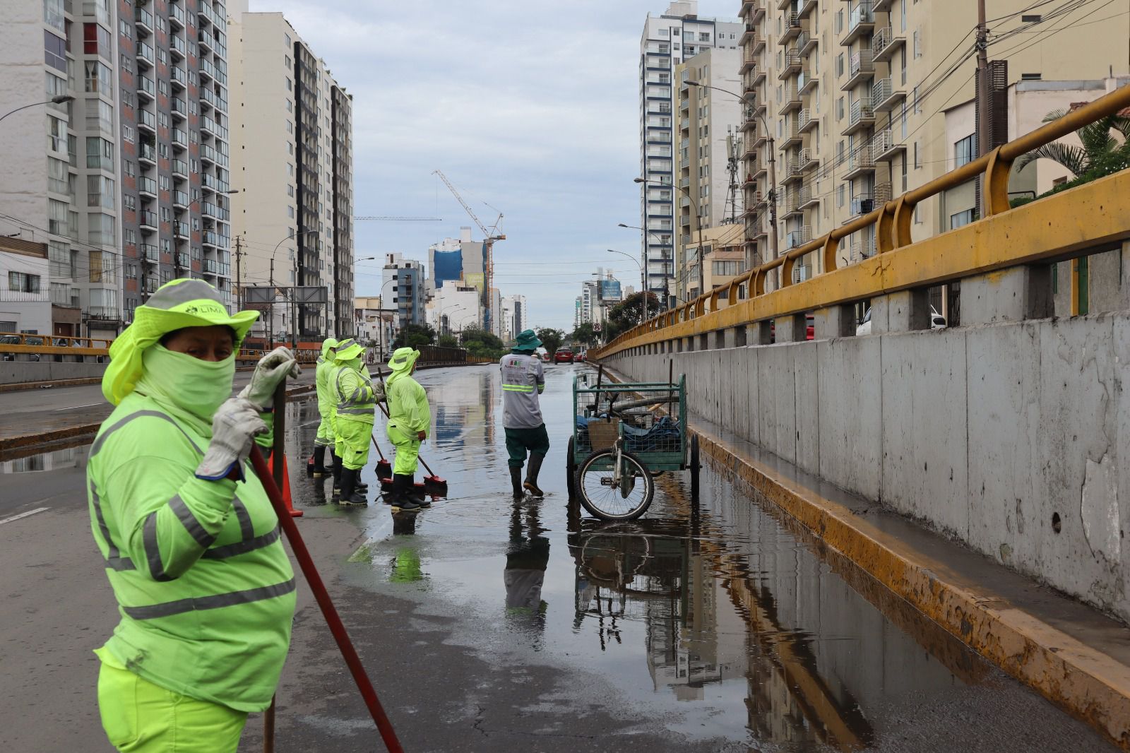 Labores de limpieza en puente de la Av. Brasil por parte de la Municipalidad de Lima. Trabajos para despejar vías tendrá una duración aproximada de 1 hora sin uso de maquinaria