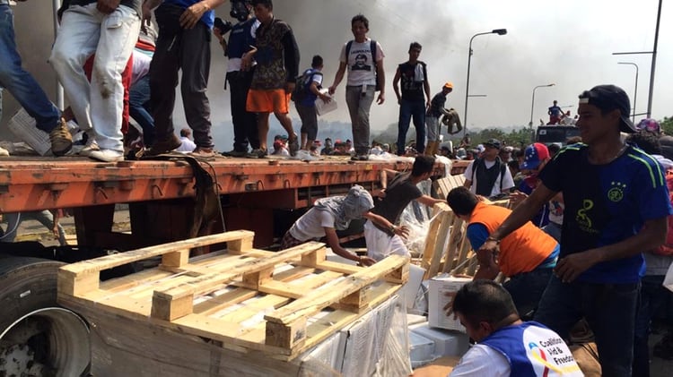 Voluntarios denunciaron que los militares veenzolanos dejaron ingresar los camiones para quemarlos. (Foto NTN24)