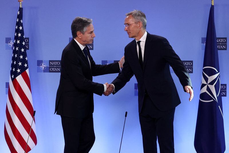 El secretario de Estado de Estados Unidos, Antony Blinken, le da la mano al secretario general de la OTAN, Jens Stoltenberg, durante una conferencia de prensa mientras asisten a una reunión de ministros de Relaciones Exteriores de la OTAN en la sede de la Alianza en Bruselas, Bélgica, el 28 de noviembre de 2023. REUTERS/Yves Herman