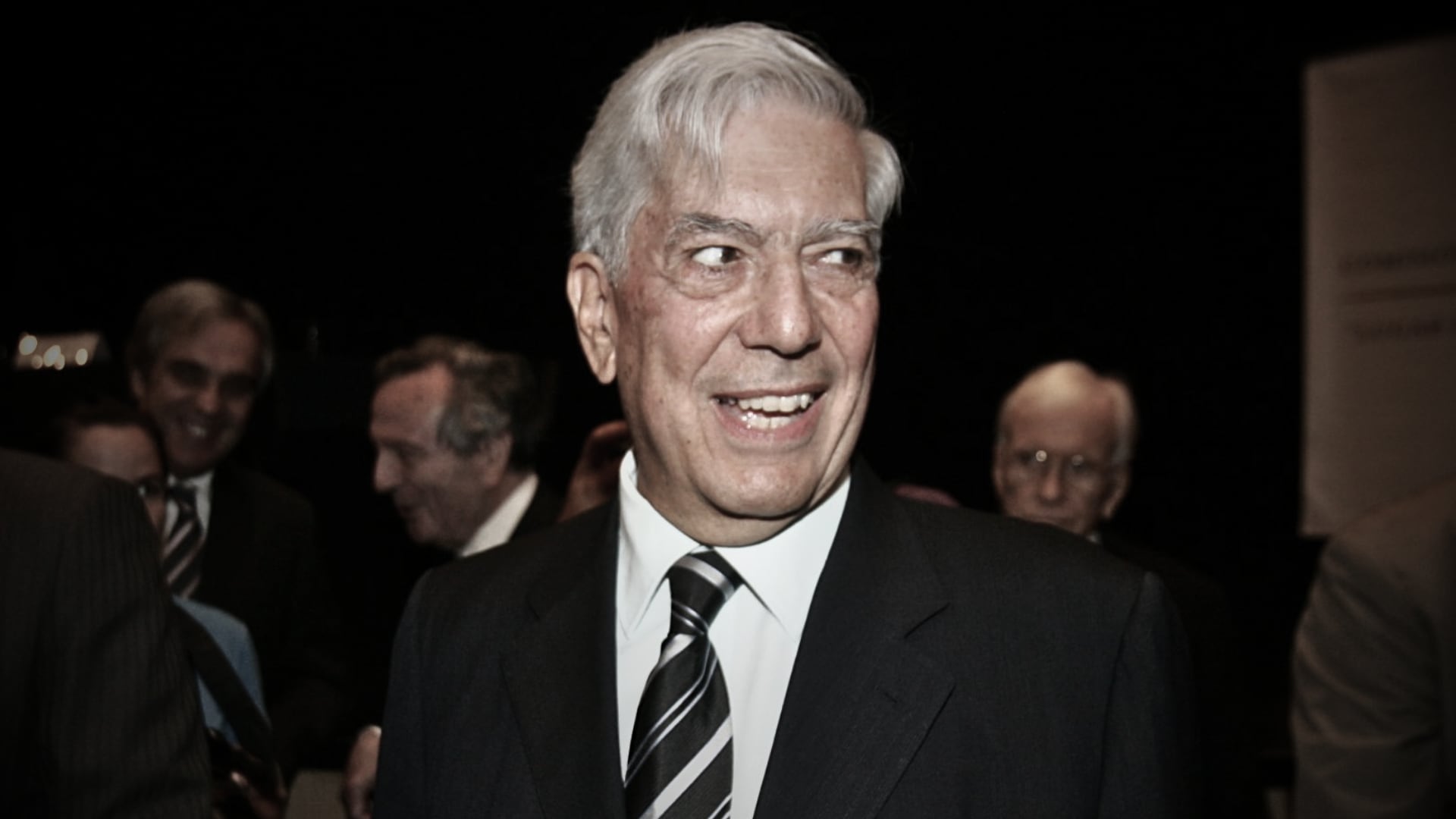 Mario Vargas Llosa es conocido por su estilo de escritura complejo y su interés en temas políticos, sociales y culturales.