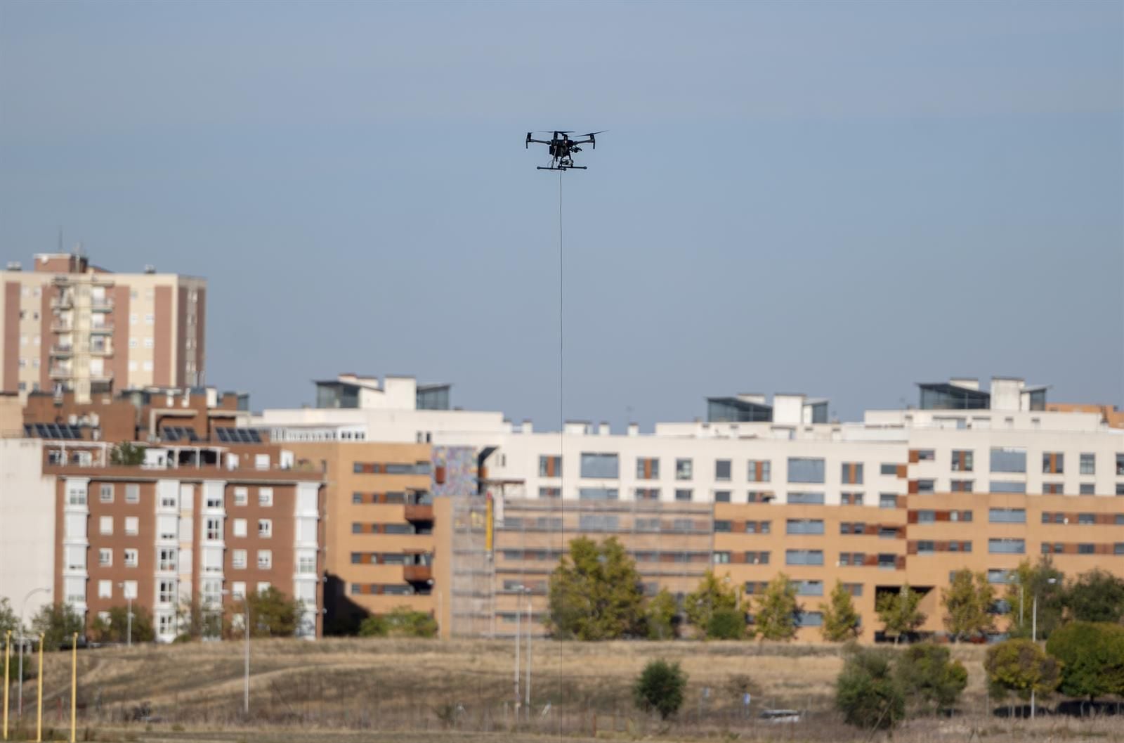 28/10/2021 Un dron de la Policía Municipal durante la operación combinada entre drones y aviones, organizada por Expodrónica y World ATM Congress, en el aeródromo de Cuatro Vientos, a 28 de octubre de 2021, en Madrid (España). La operación está compuesta por 12 operaciones de vuelo de drones y representa la operación a nivel mundial más compleja que se haya celebrado nunca en un aeropuerto con tráfico aéreo abierto de aviones civiles y militares. POLITICA Alberto Ortega - Europa Press 