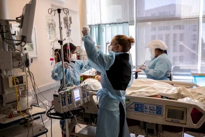 Equipo médico supervisa el estado de salud de un paciente con covid-19. EFE/Etienne Laurent
