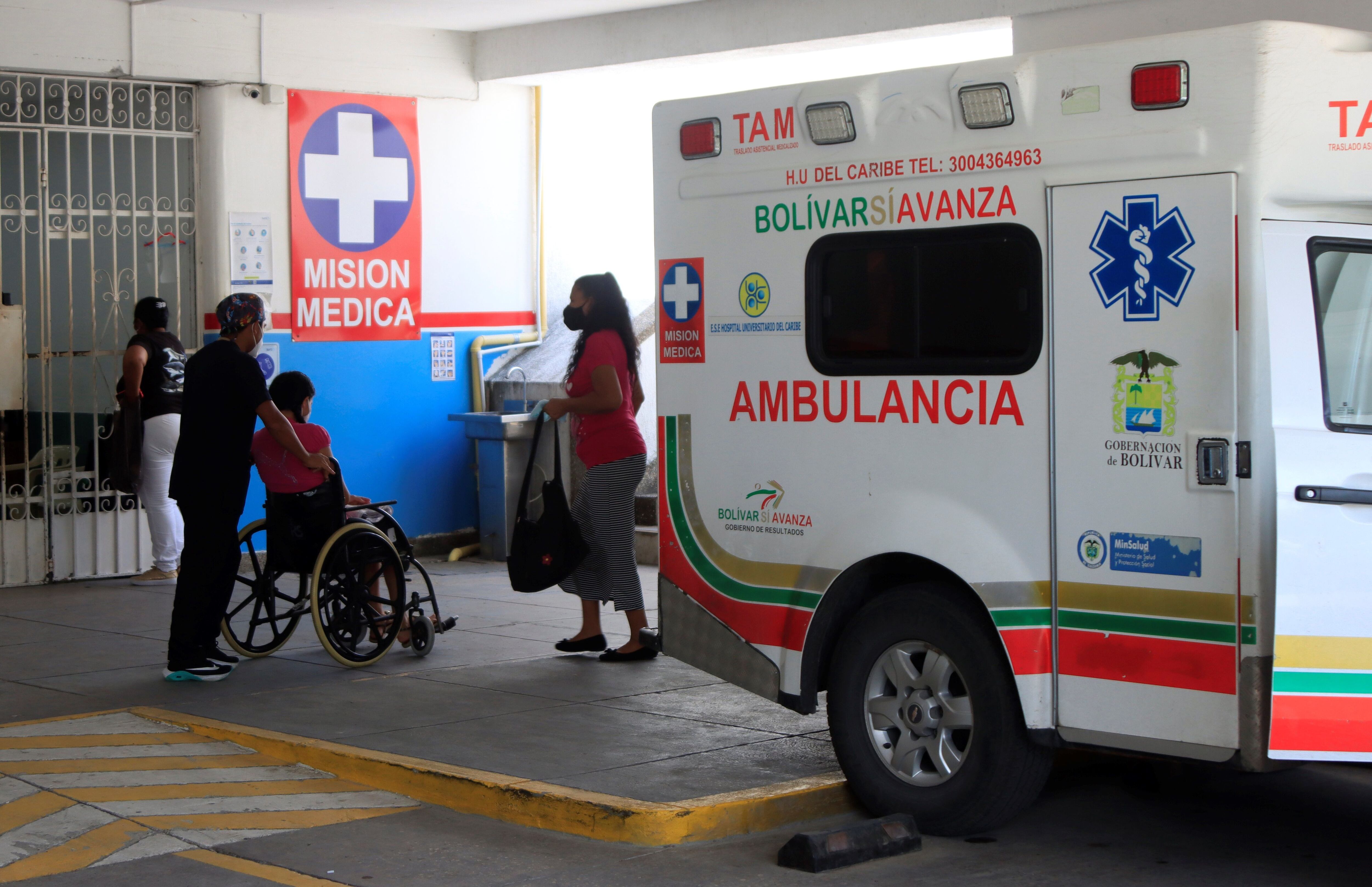 Los habitantes de Medellín están llegando a esperar hasta 35 horas antes de ser atendidos por urgencias en varios hospitales de la ciudad - crédito Ricardo Maldonado Rozo/EFE
