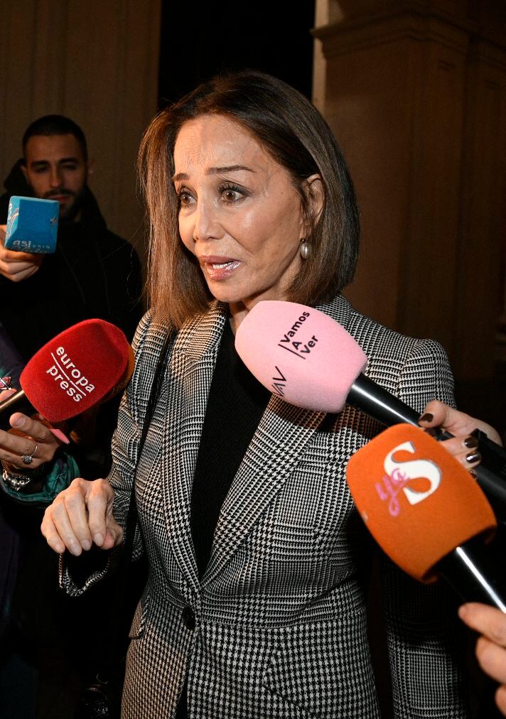 Isabel Preysler es una de las grandes amigas de Nuria González y aprovechó para decir que da "mucha pena" el enfrentamiento entre la viuda y los hijos mayores de Fernando. (José Oliva / Europa Press)
