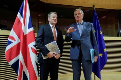 FOTO DE ARCHIVO. El negociador del Brexit de la UE, Michel Barnier (derecha), y su homólogo británico David Frost antes de una ronda de negociaciones en Bruselas, Bélgica. 2 de marzo de 2020. Oliver Hoslet/Pool vía REUTERS