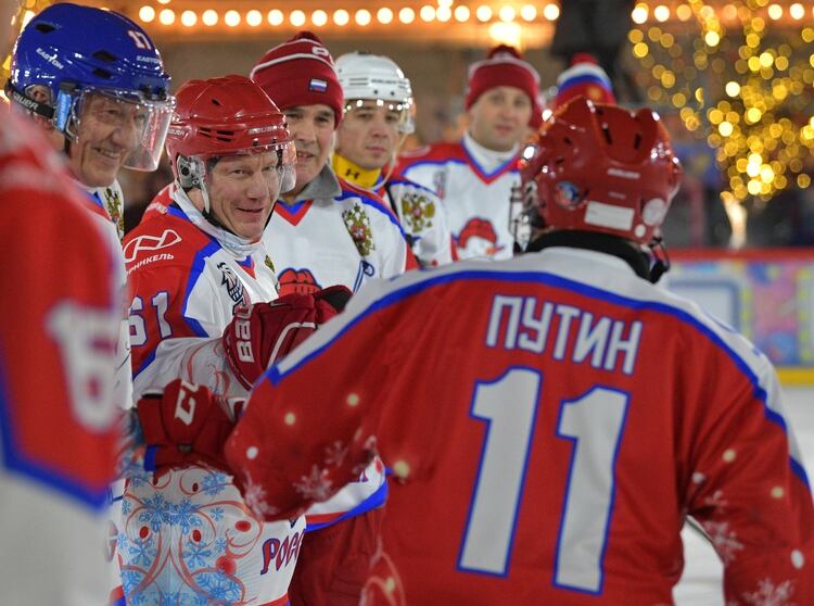 Putin jugó con varios políticos y ex jugadores (Photo by Alexey DRUZHININ / SPUTNIK / AFP)