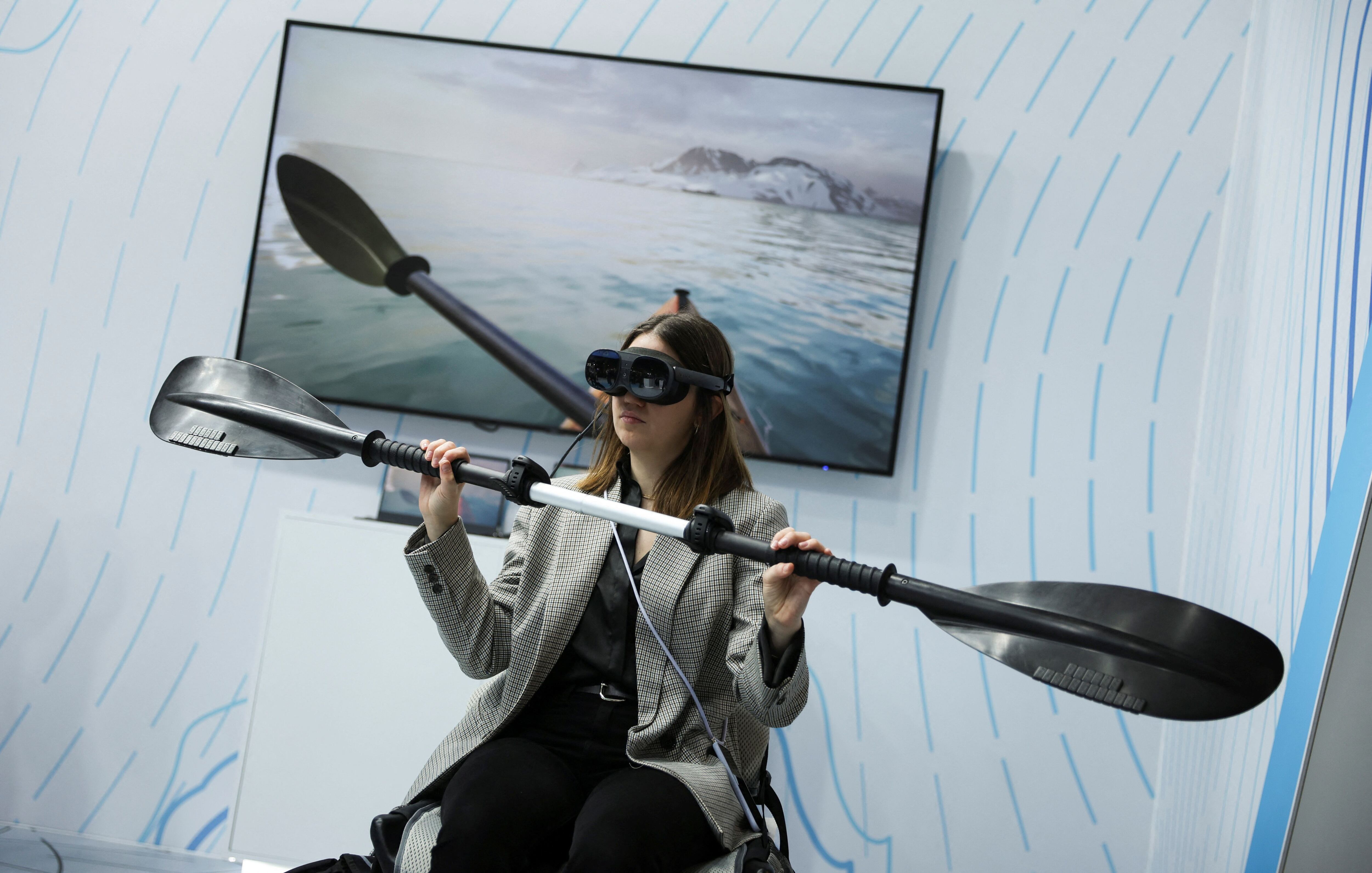 Una mujer prueba un sistema de realidad virtual (REUTERS/Nacho Doce)