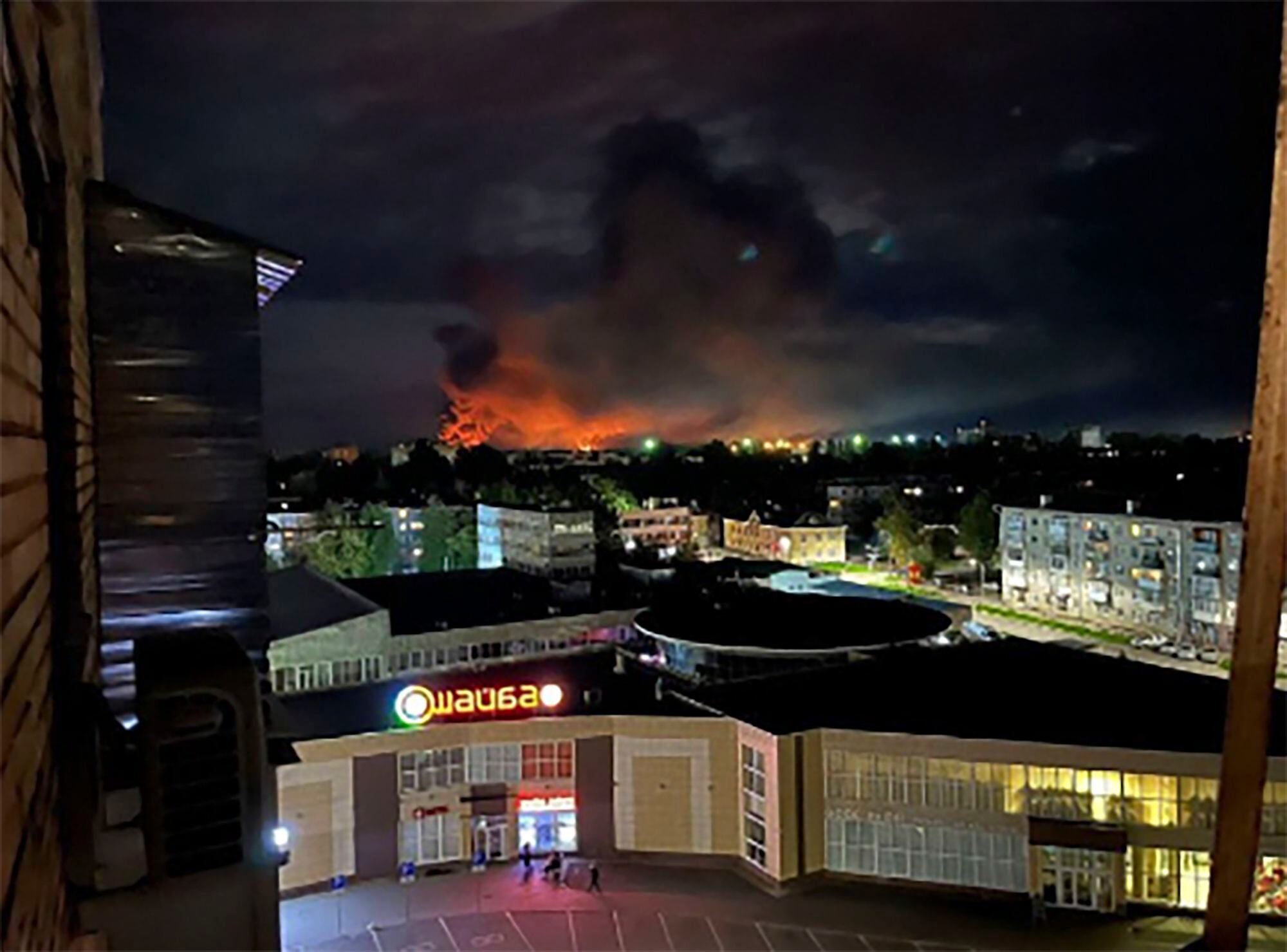 Una columna de humo y un enorme incendio en la ciudad de Pskov, Rusia, tras el ataque ucraniano. (Ostorozhno Novosti vía AP)