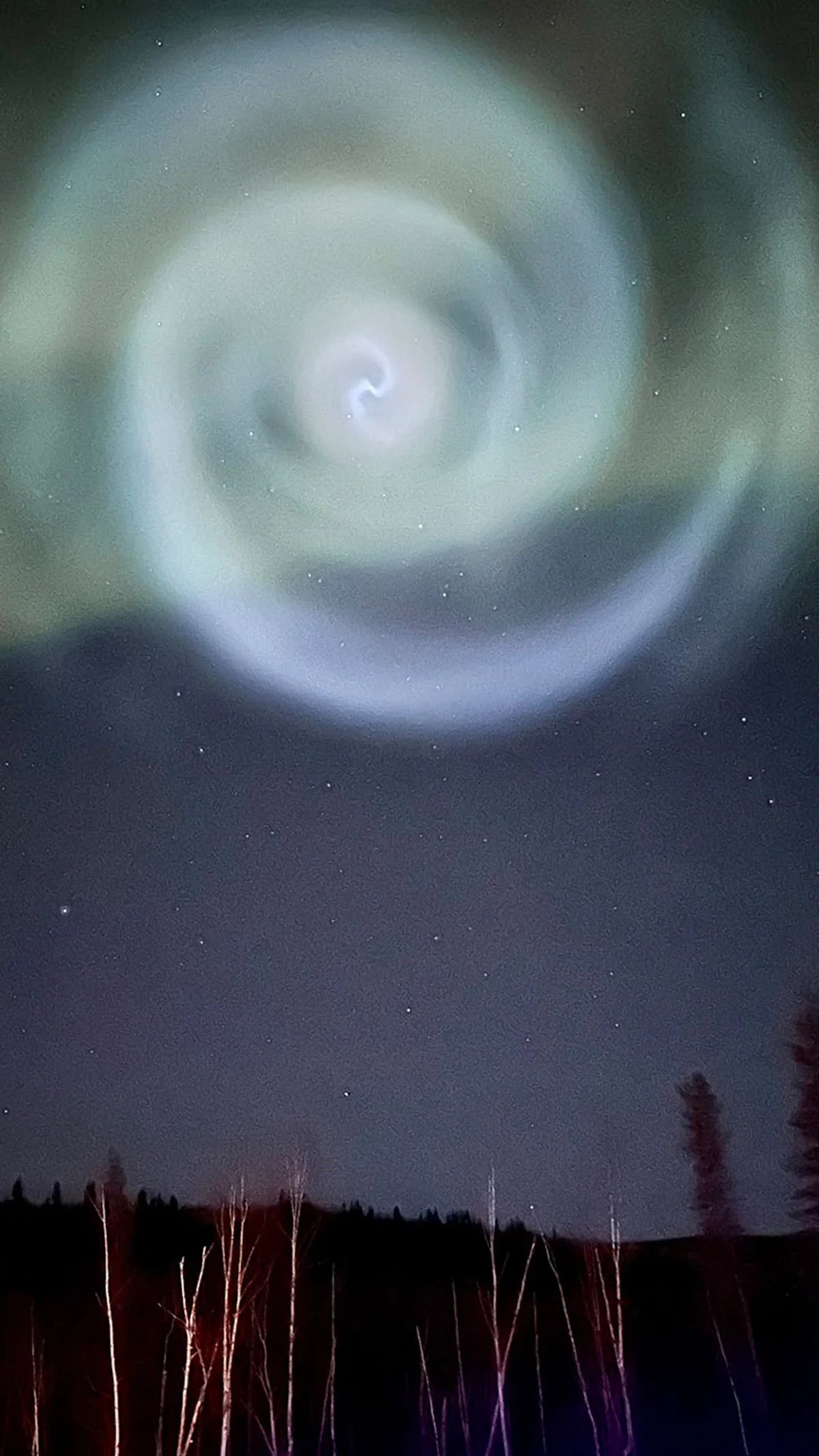 Aparece una impresionante espiral azul durante la aurora boreal en Alaska