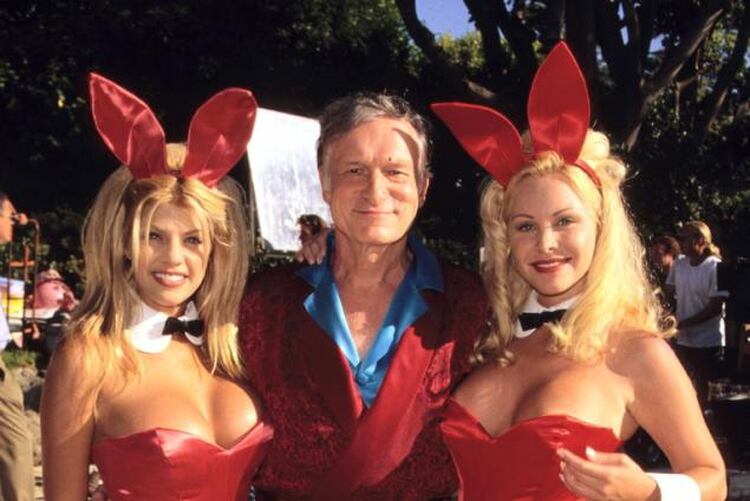 Hefner con dos conejitas durante una fiesta en su mansión Playboy