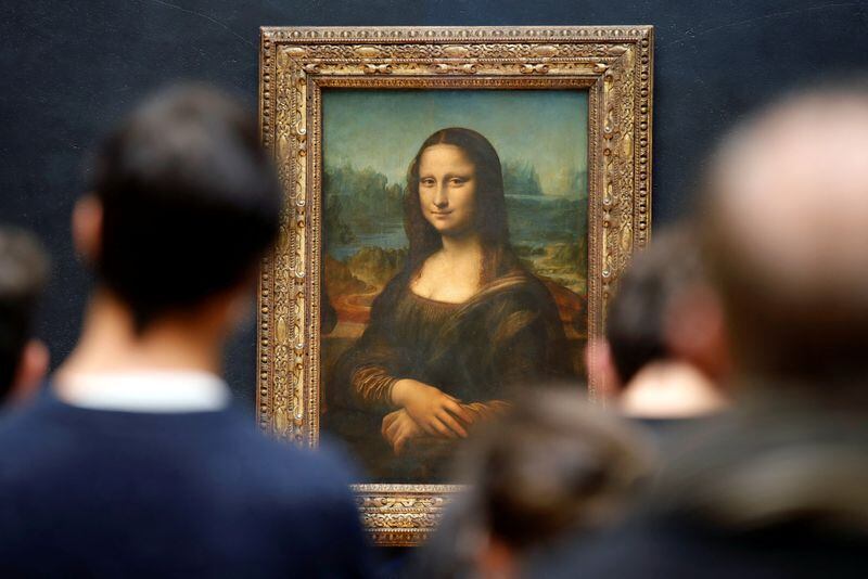 Varias personas contemplando el cuadro de la "Mona Lisa" de Leonardo da Vinci en el Museo del Louvre (REUTERS/Sarah Meyssonnier)