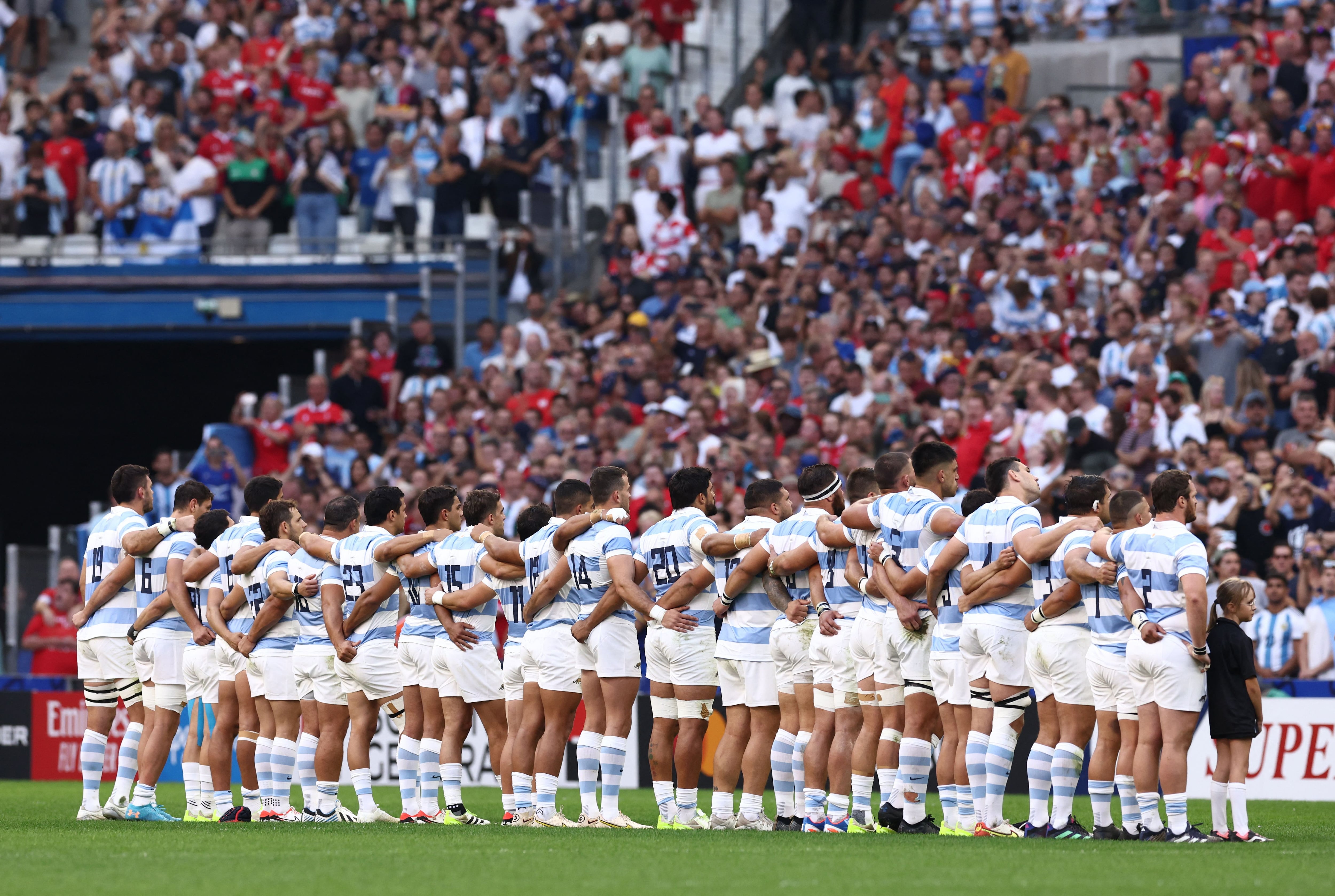 Los jugadores de Los Pumas abrazados durante el himno (REUTERS/Stephanie Lecocq)
