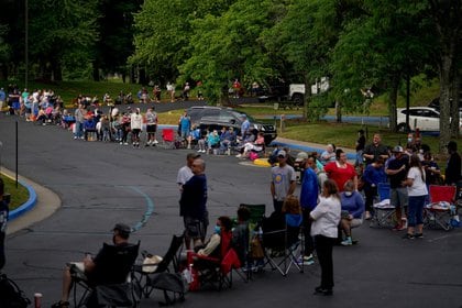 La gente hace fila afuera para solicitar ayuda de desempleo en Frankfort, Kentucky, EE.UU. 18 de junio de 2020 (REUTERS/Bryan Woolston/Foto de archivo)