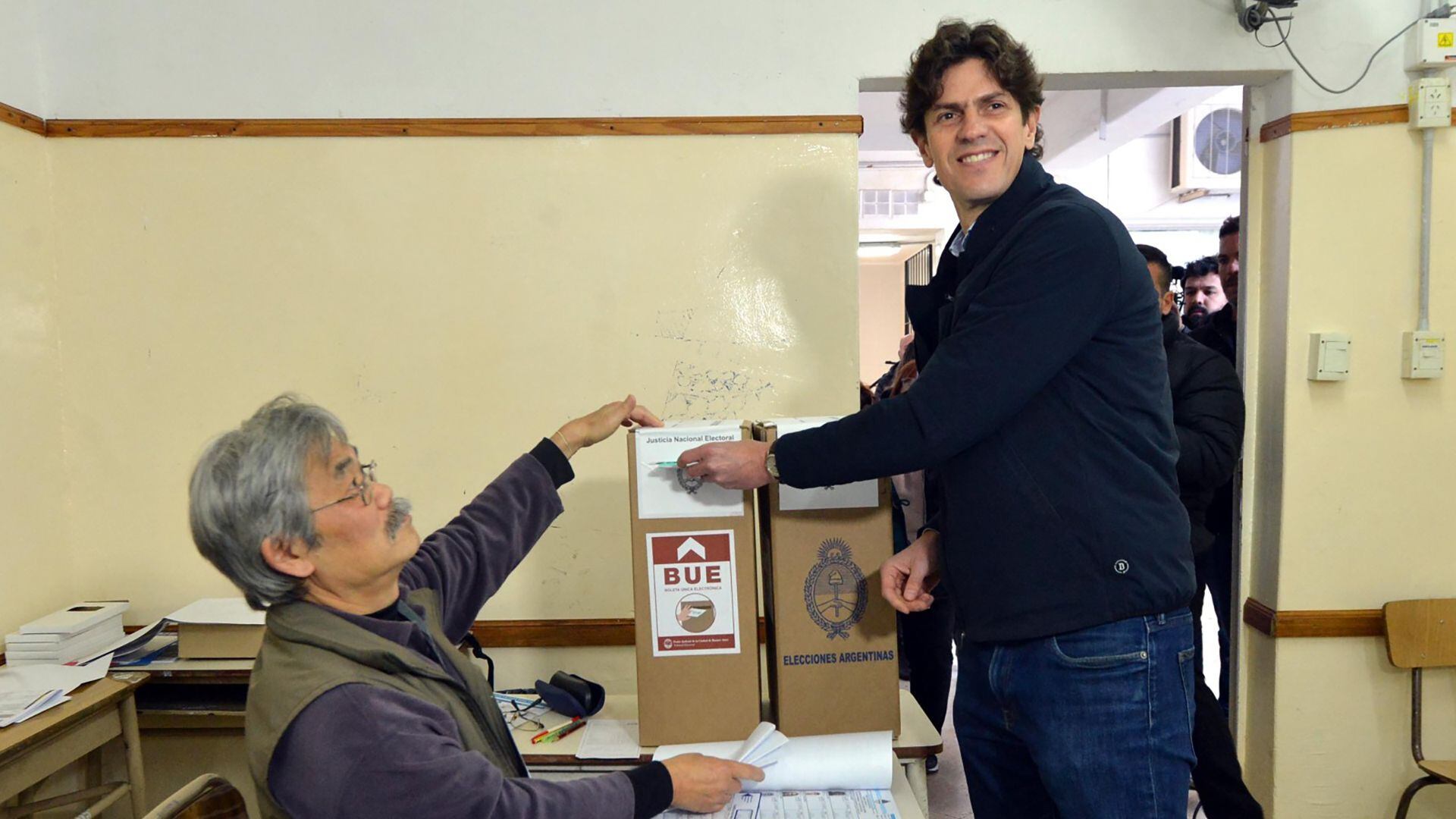 Martín Lousteau, precandidato a Jefe de Gobierno porteño de Juntos por el Cambio, llegó solo a votar minutos antes de las 8.30.
