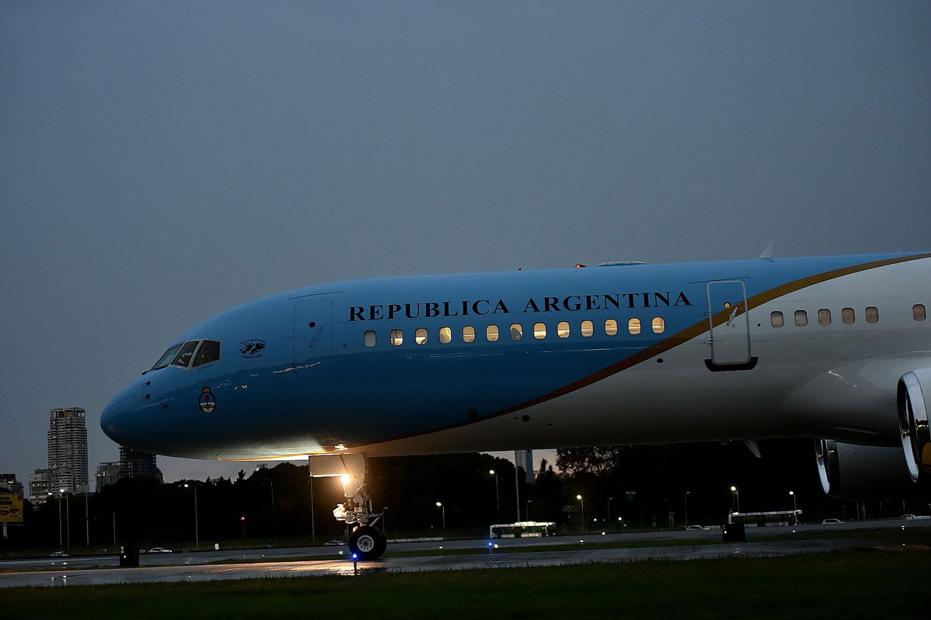 Llegada del avión presidencial aeroparque