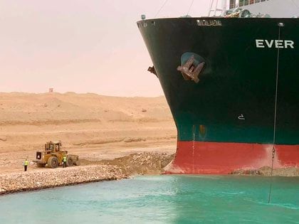 El carguero MV Ever Green se sienta con la proa clavada en la pared del canal de Suez este miércoles 24 de marzo, luego de girar de costado (Autoridad del Canal de Suez vía AP)