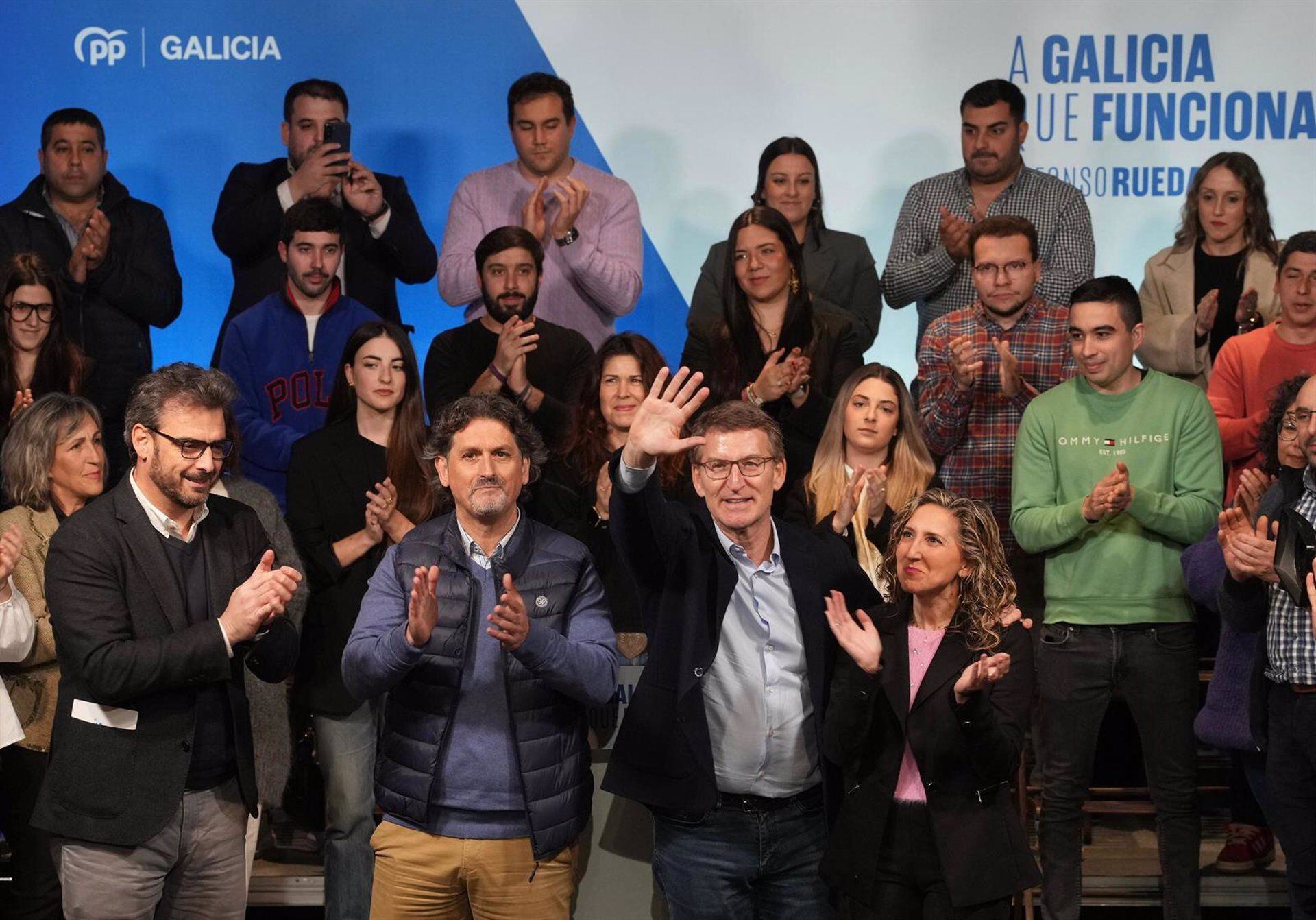 02/02/2024 El líder del PP, Alberto Núñez Feijóo, interviene en un mitin junto al presidente del PP de A Coruña y candidato en las elecciones del 18F, Diego Calvo, y al alcalde de Ortigueira, Valentín Calvín. En Ortigueira (A Coruña) el 2 de febrero de 2024. EUROPA ESPAÑA POLÍTICA DAVID MUDARRA (PP) 