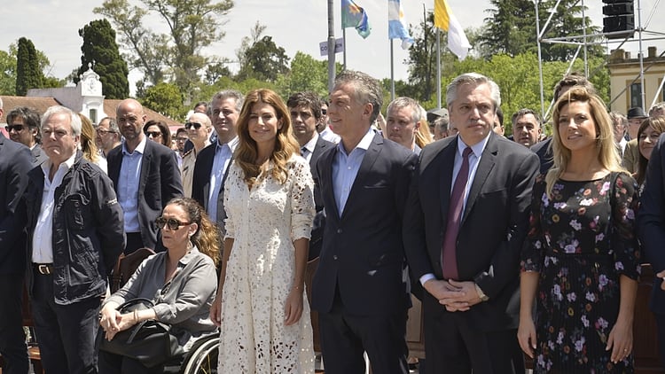 El presidente saliente, su flamante sucesor y las parejas respectivas de ambos, antes de iniciarse la misa (Gustavo Gavotti)