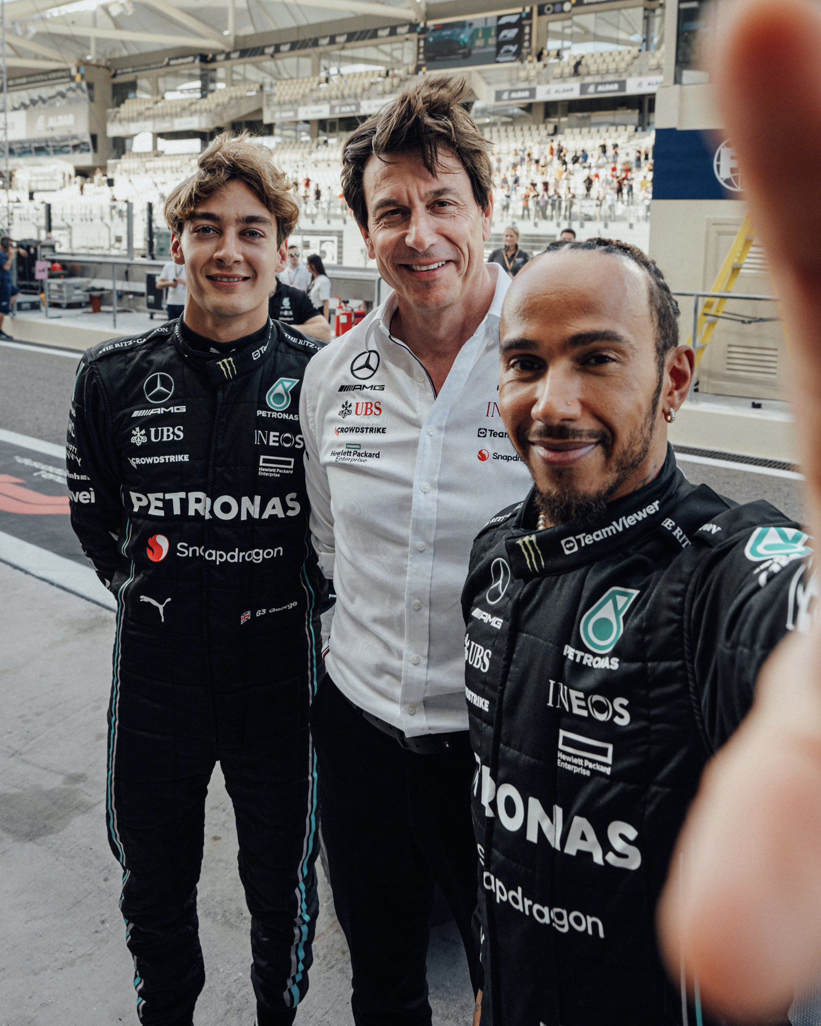 George Russell, Toto Wolff y Lewis Hamilton (@MercedesAMGF1)