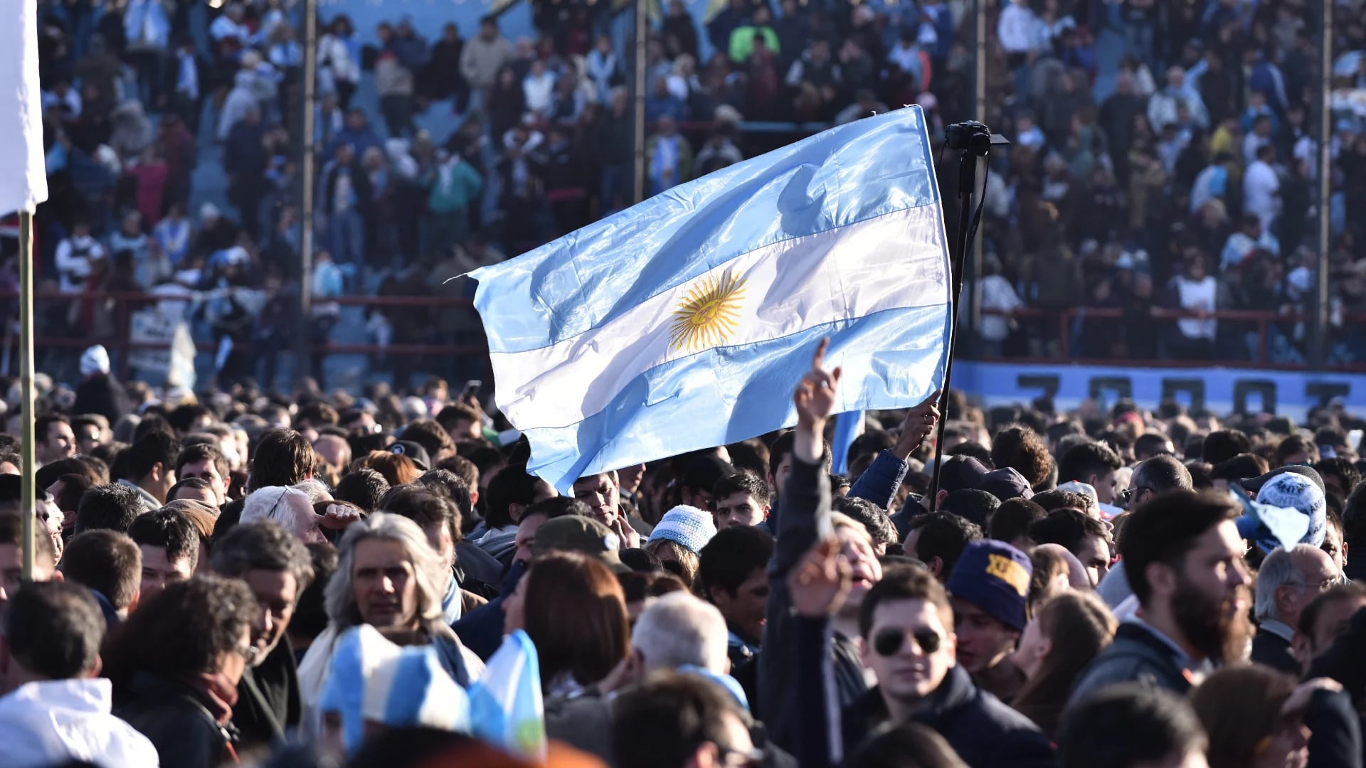 Los organizadores estimaron que se concentraron cerca de 60 mil personas en el estadio y sus alrededores (Adrián Escandar)