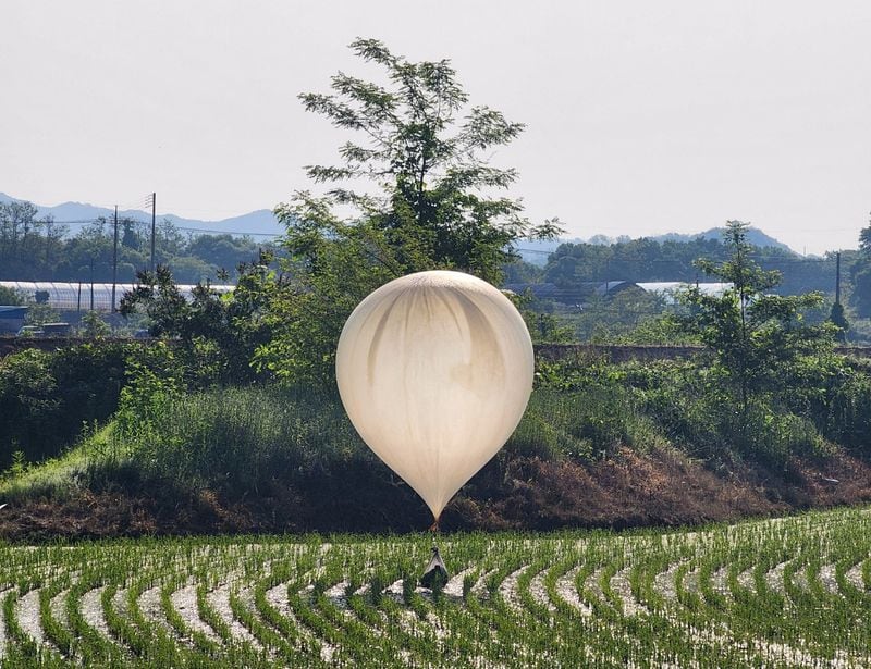 Un globo cargado de basura y excrementos enviado por Corea del Norte sobrevuela un cultivo de arroz en Cheorwon, Corea del Sur. Yonhap via REUTERS