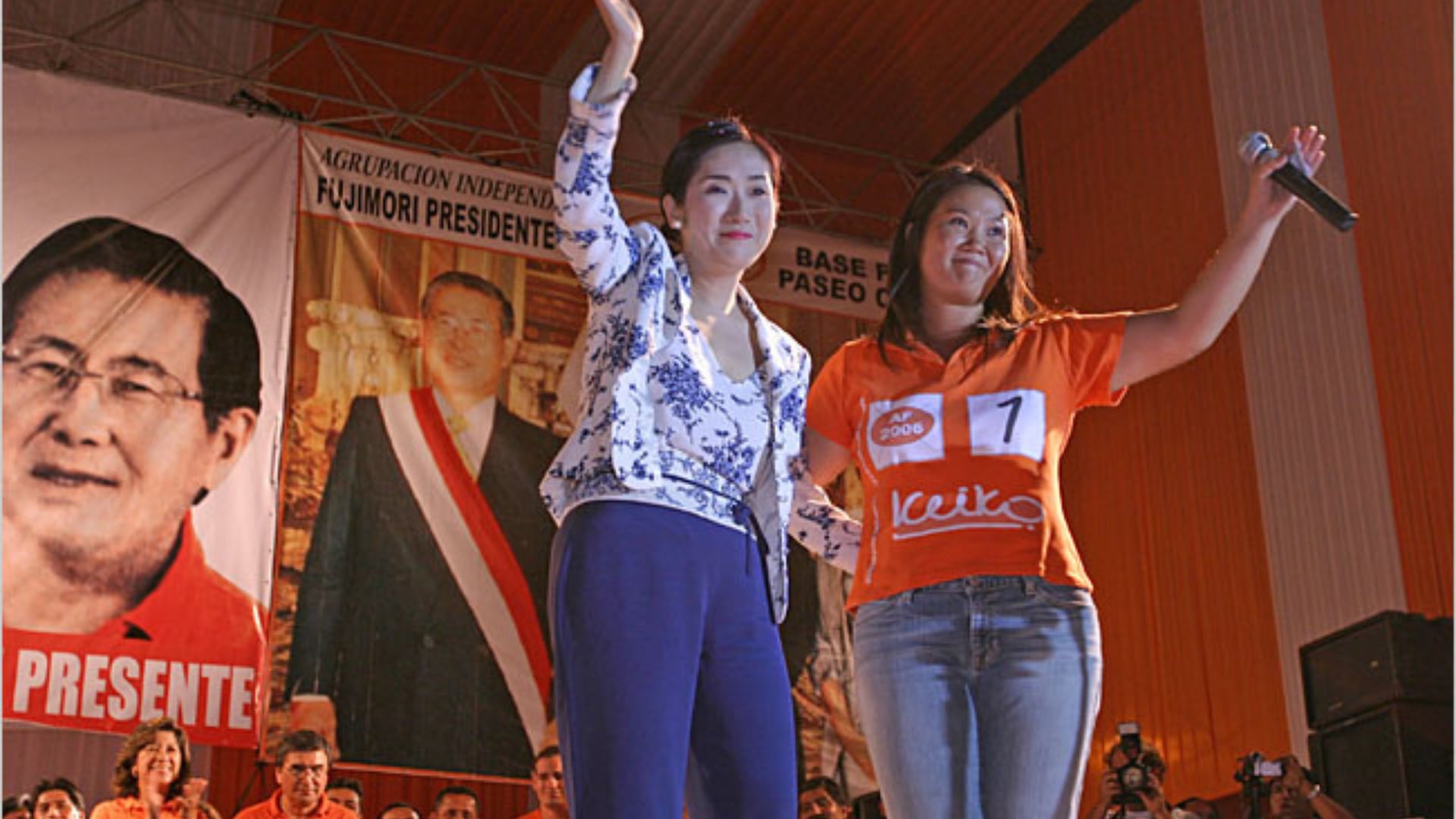 Satomi Kataoka y Keiko Fujimori en el cirre de campaña electoral 2006 (Crédito: Ana Cecilia Gonzales Vigil for The New York Times)