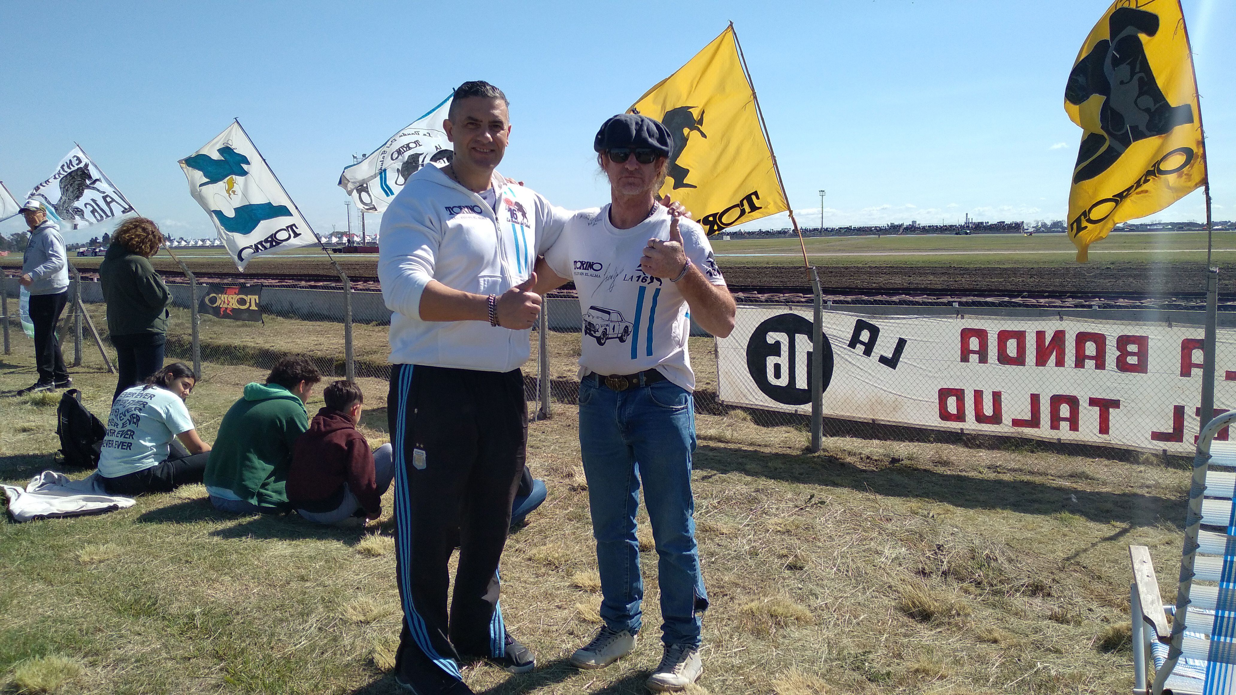 Dos representantes de "La 16", la hinchada de Torino