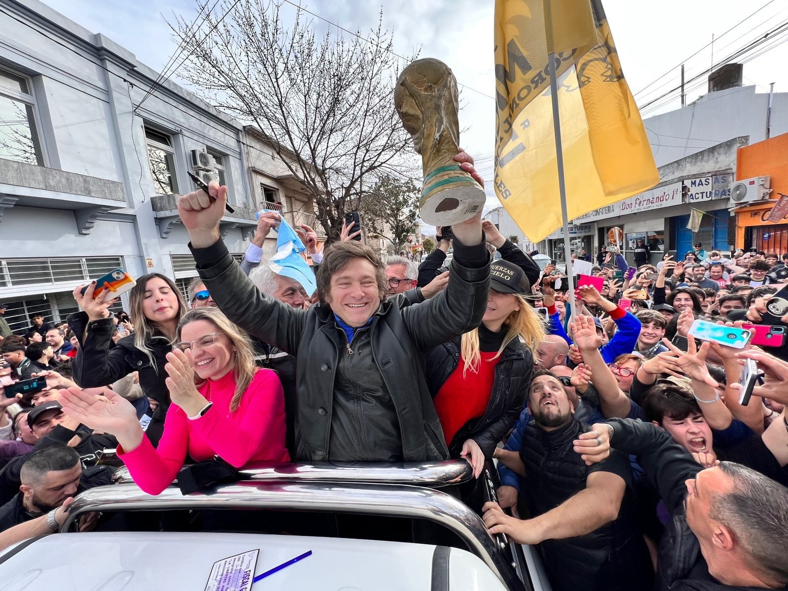 Milei en Bahía Blanca, ayer, durante una recorrida de campaña (Prensa La Libertad Avanza)