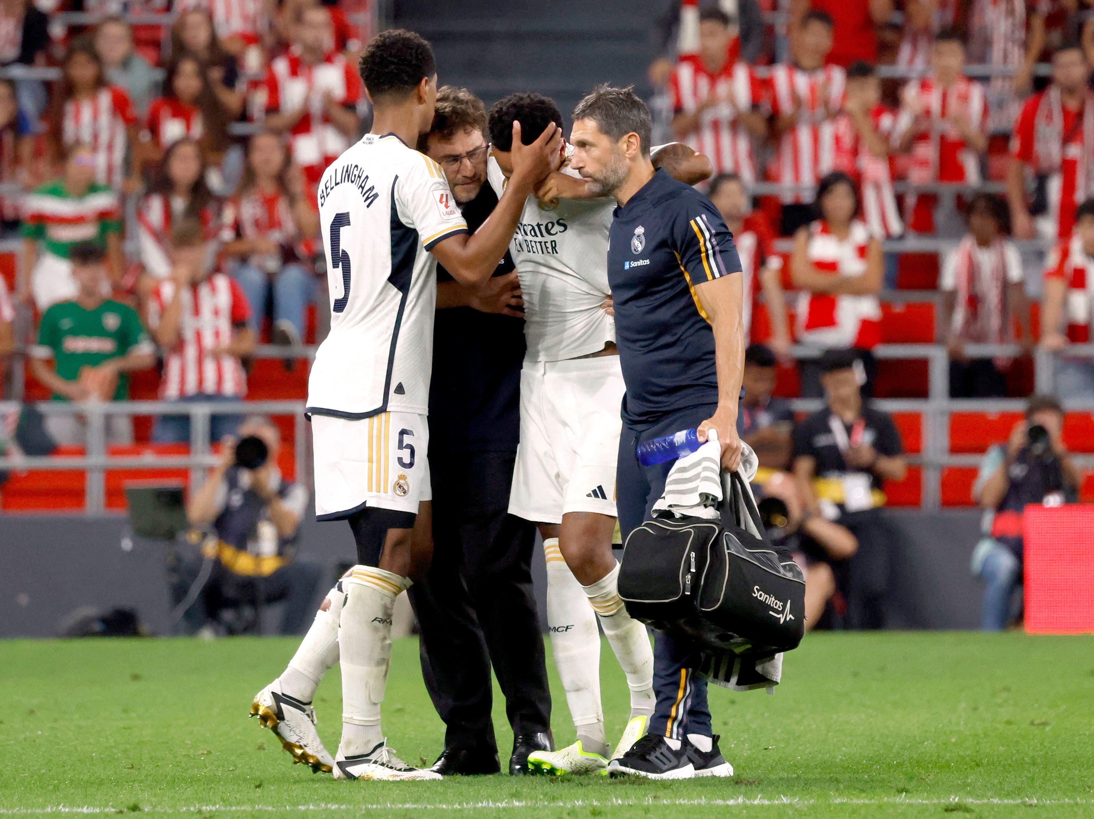 Militao tras lesionarse en el partido entre el Real Madrid y el Athletic de Bilbao (REUTERS/Vincent West)