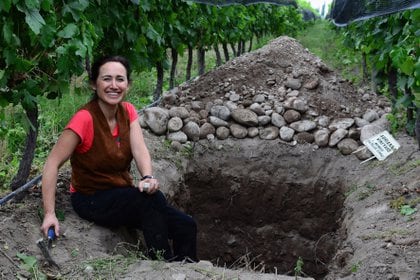 Laura Catena trabajando en la tierra de los viñedos de Catena Zapata