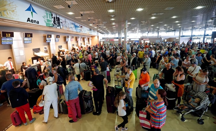 Miles de pasajeros quedaron varados en más de 50 destinos por todo el mundo. (REUTERS/Albert Gea9