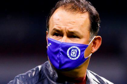 El entrenador de Cruz Azul, Juan Reynoso, dirige a su equipo en el Estadio Azteca en Ciudad de México (México). EFE/ José Méndez/Archivo
