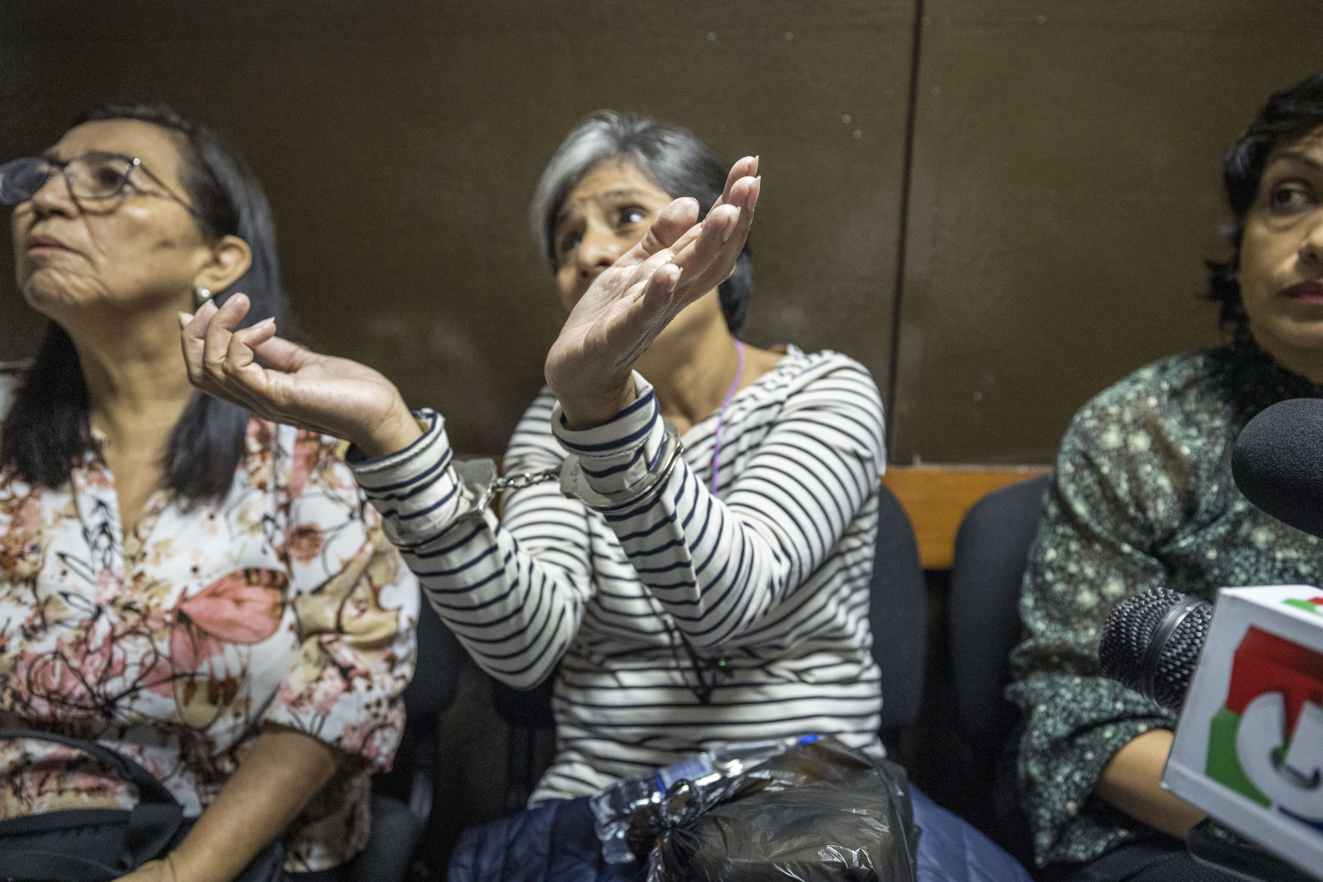 La abogada guatemalteca Claudia González (c) habla hoy con periodistas tras ser detenida por el Ministerio Público, en la Torre de Tribunales en Ciudad de Guatemala (Guatemala). EFE/ Esteban Biba
