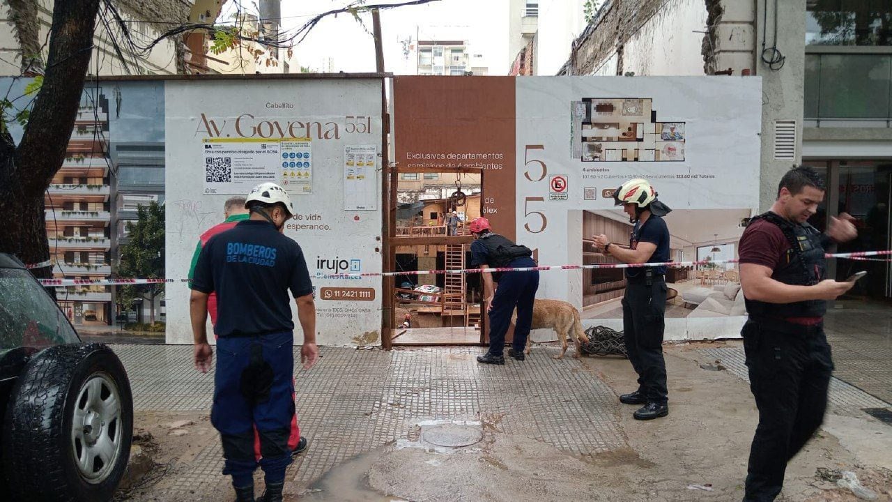 Derrumbe en Caballito: hay una mujer muerta e intentan rescatar a otras personas que quedaron atrapadas