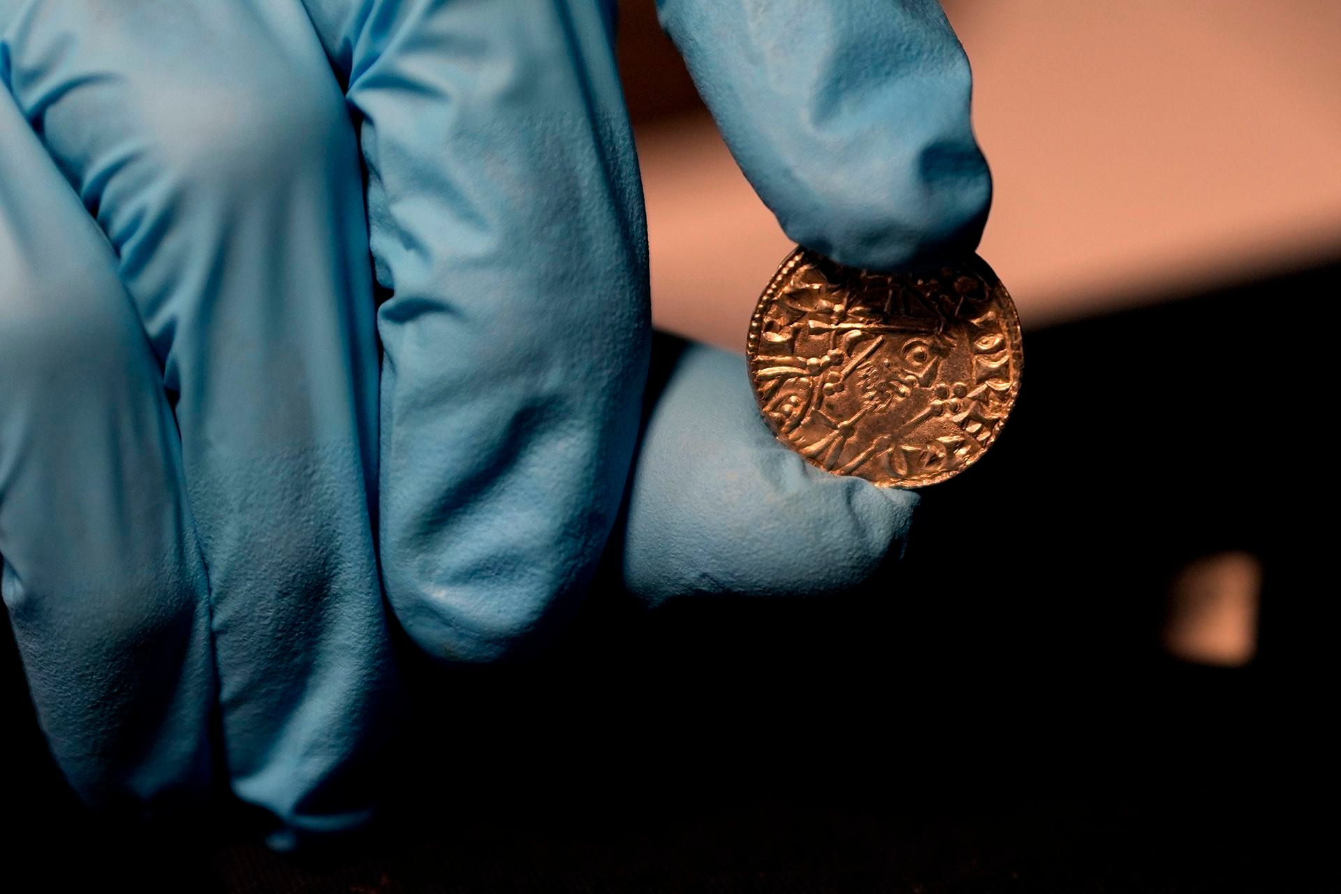 Moneda de la pirámide de Eduardo el Confesor (Foto AP/Alastair Grant) 