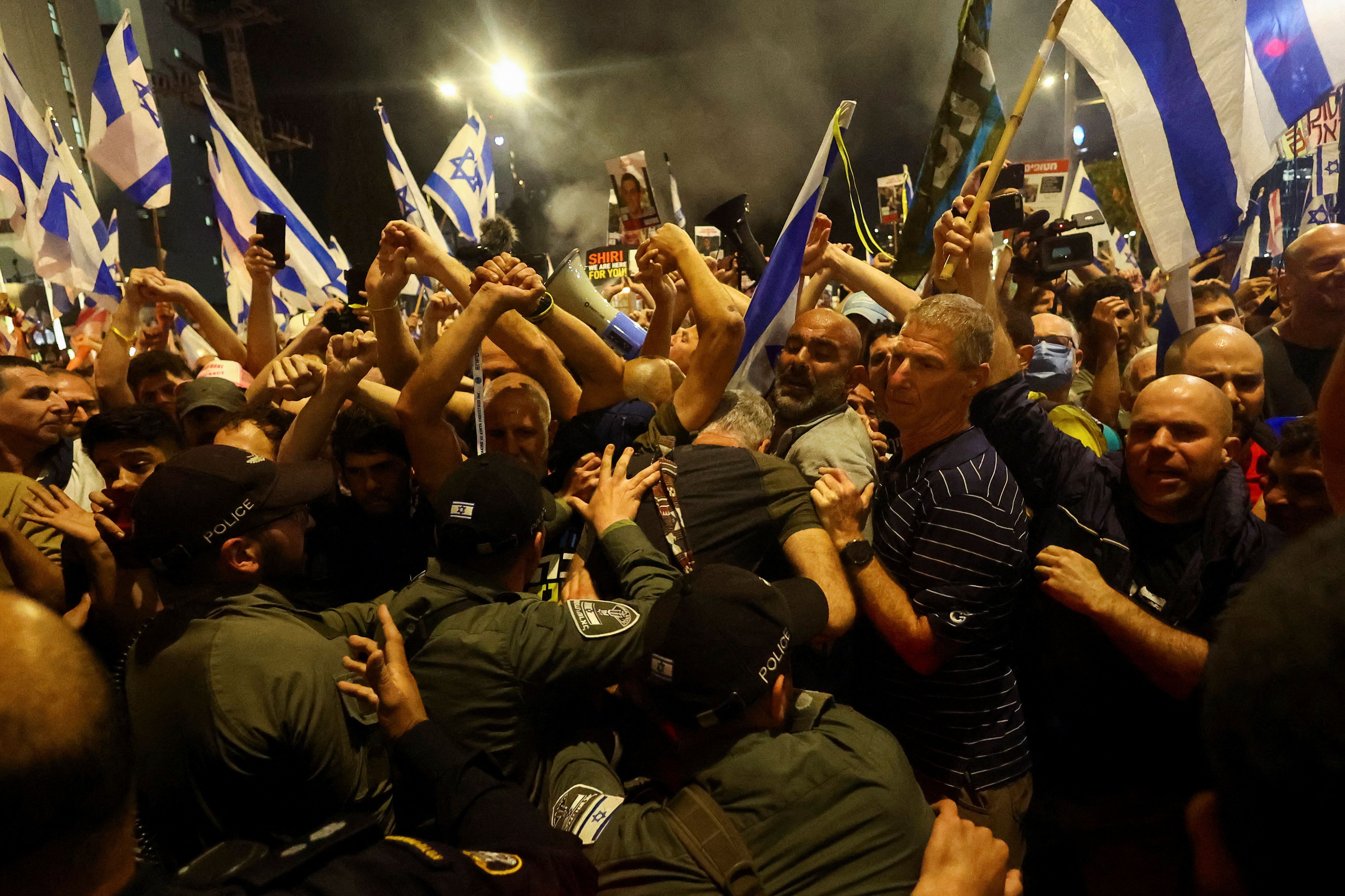 Una imagen reciente muestra un choque entre policías y manifestantes durante una protesta contra el gobierno del primer ministro israelí Benjamin Netanyahu. Los manifestantes exigen negociaciones para la liberación de los rehenes secuestrados por Hamas durante la masacre del 7 de octubre. (REUTERS/Hannah McKay)