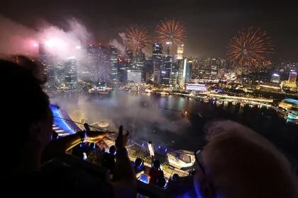 Los fuegos artificiales explotan sobre Marina Bay durante las celebraciones del año Nuevo en Singapur el 1 de enero de 2024. REUTERS/Edgar su