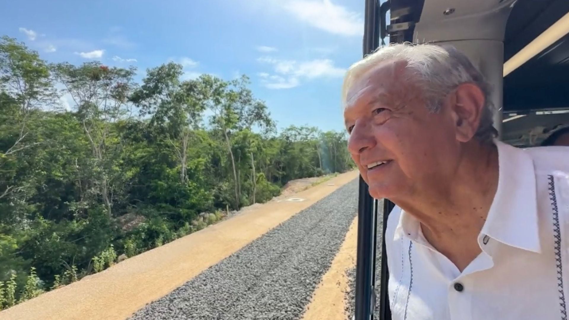 El presidente viajó en un vagón del Tren Maya, después de su informe de Gobierno del 1 de septiembre.
(Captura de pantalla @lopezobrador_)