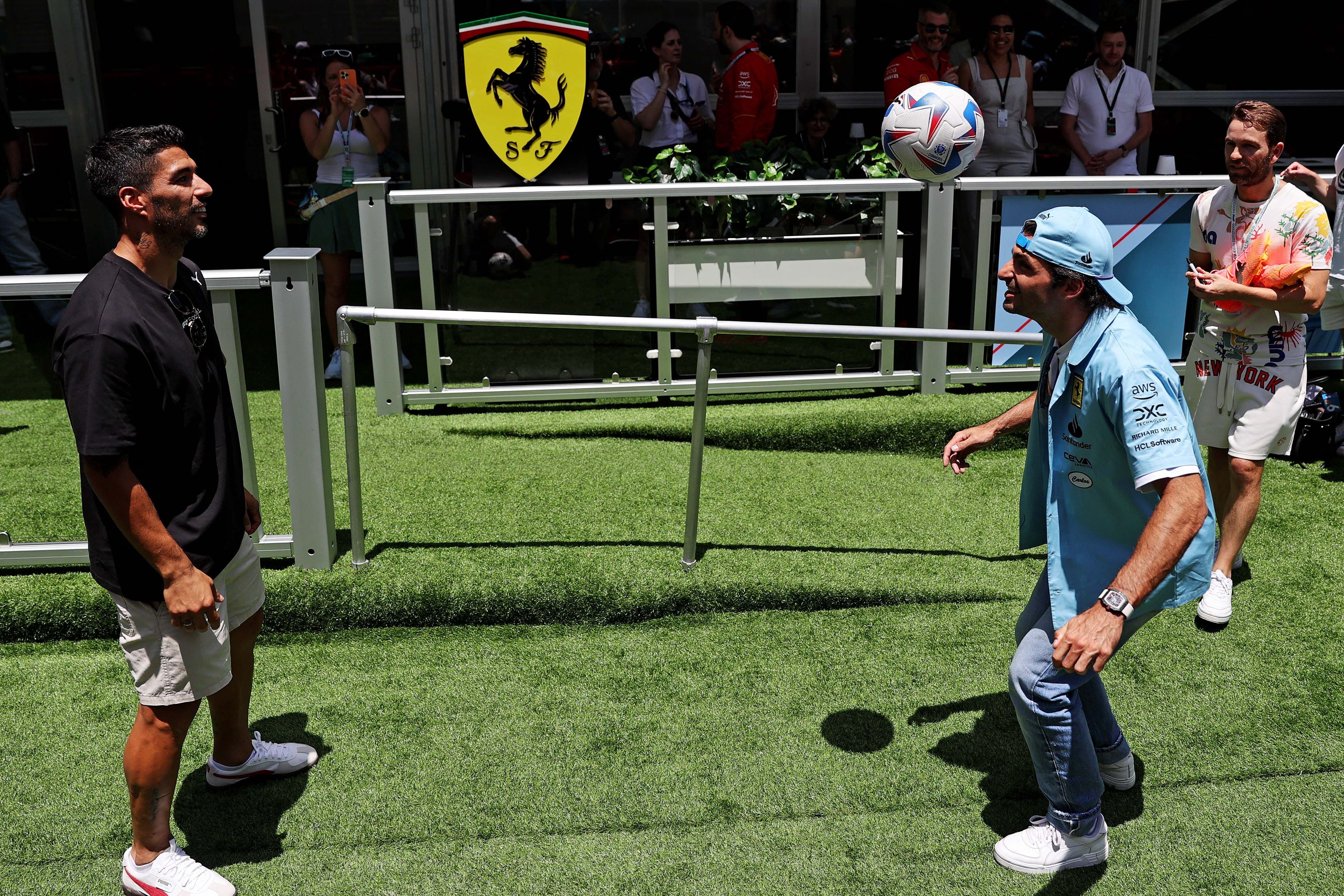 Luis Suárez y Carlos Sainz jugando a los pases de cabeza (Credit: Peter Casey-USA TODAY Sports)